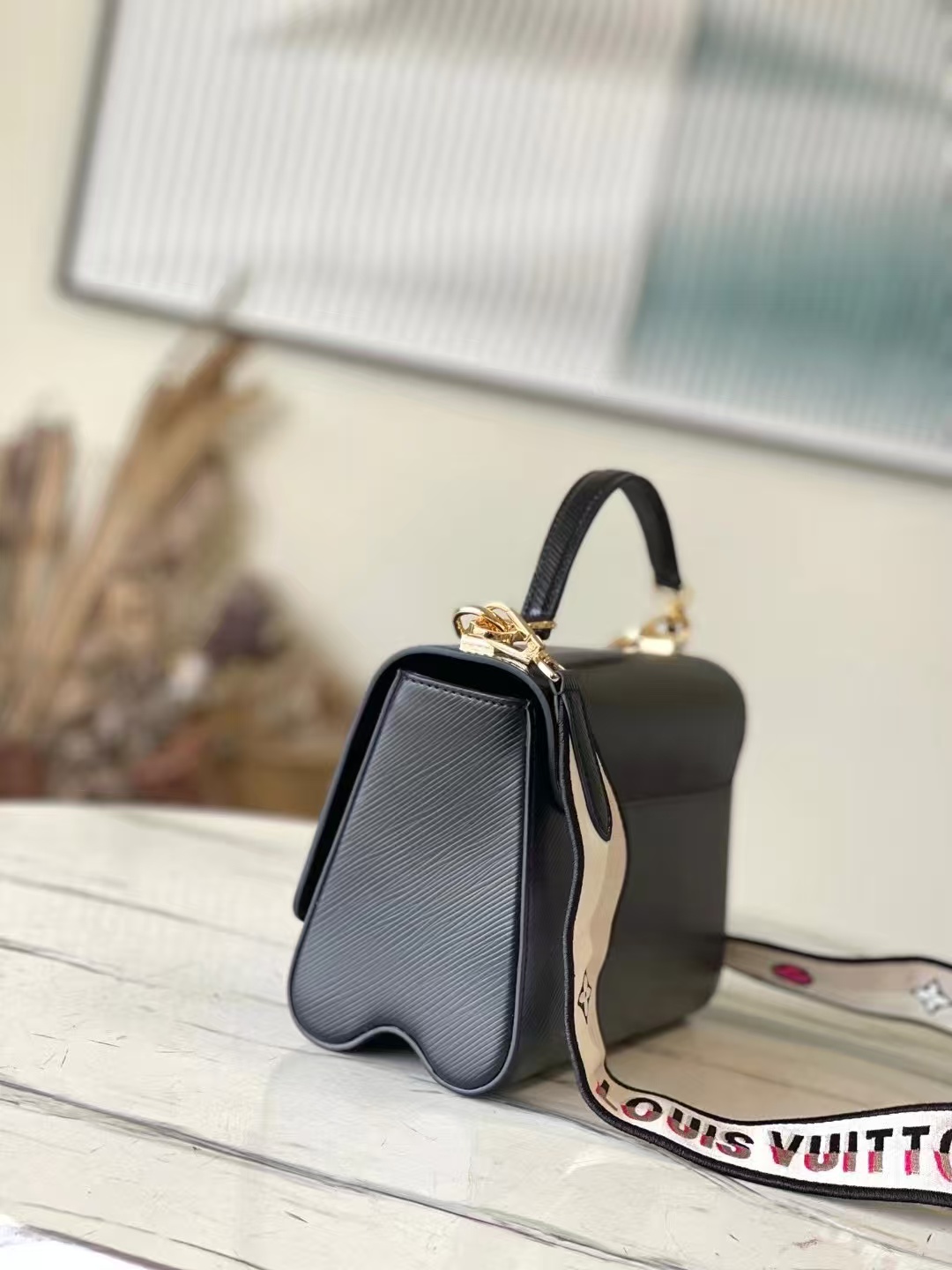 [TOP] Louis Vuitton LV Twist MM Bag 23 x 17 x 9.5 cm - Black