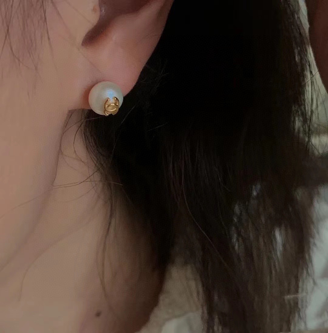 [TOP] CHANEL Pearl Earrings - Gold&White
