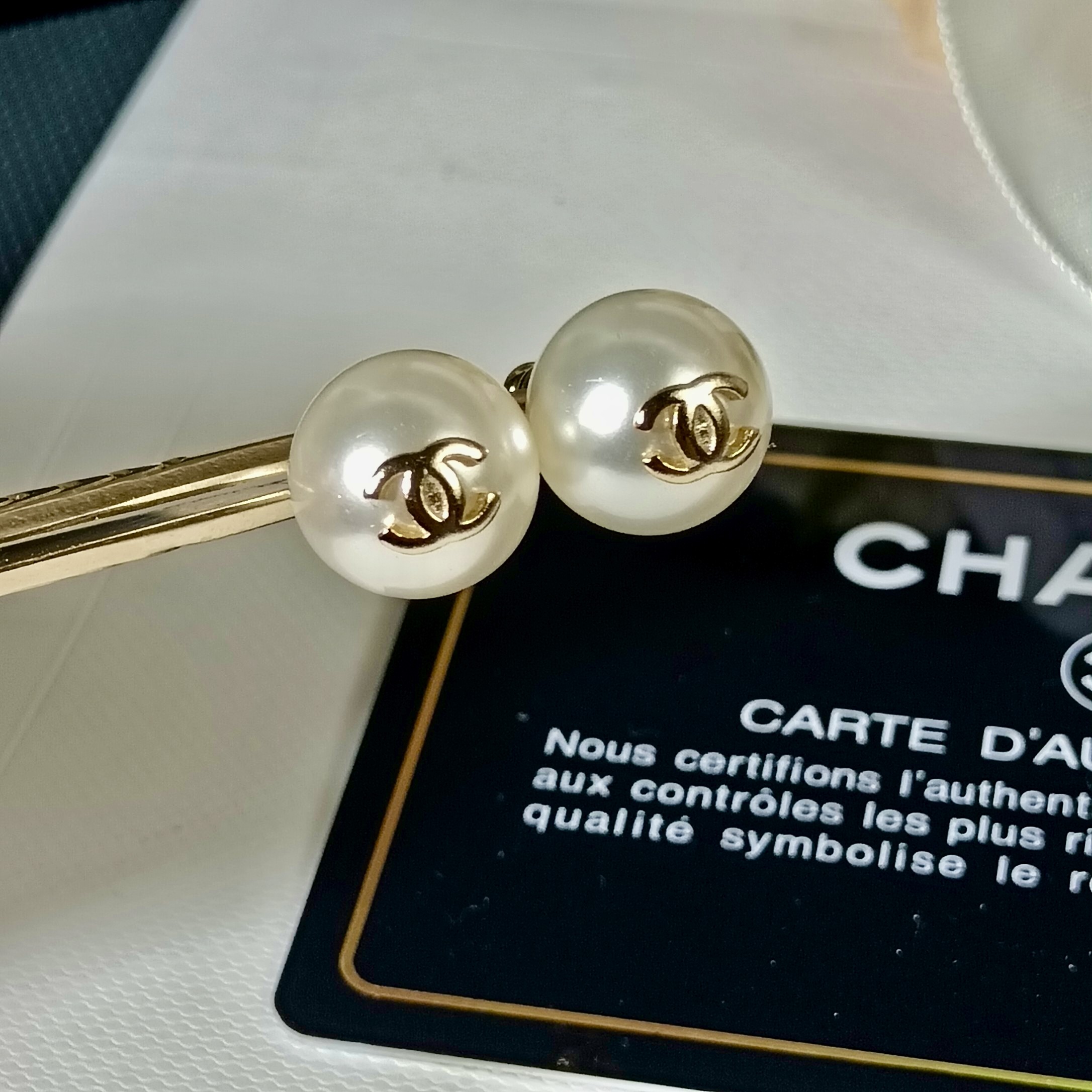 [TOP] CHANEL Pearl Earrings - Gold&White