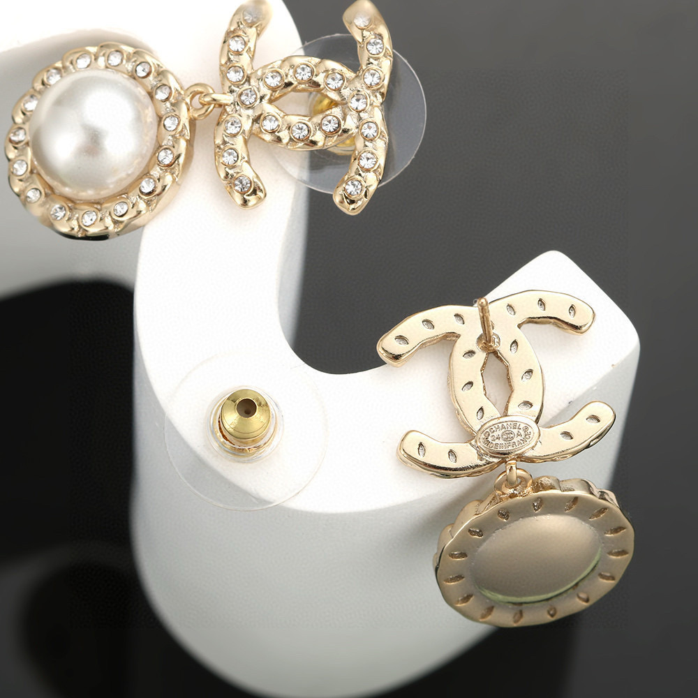 [TOP] CHANEL Pearl Earrings - Gold&White