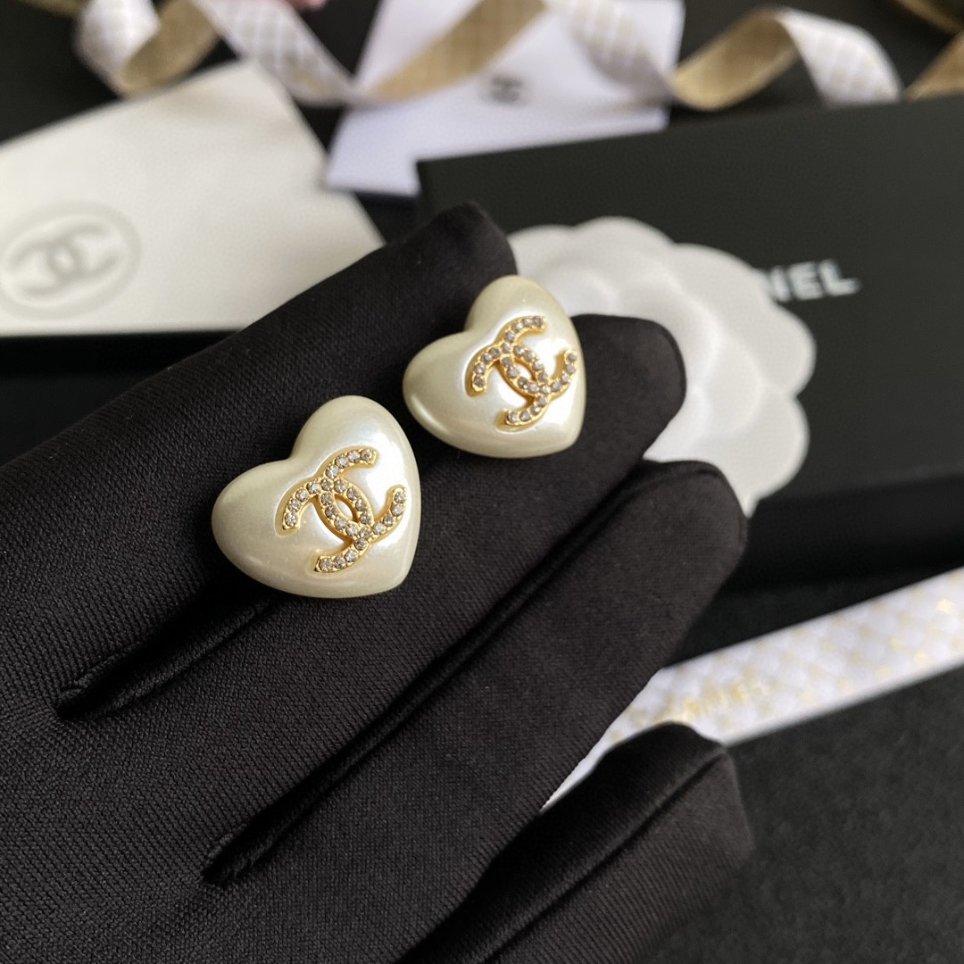 [TOP] CHANEL Heart Shape Pearl Earrings - Gold&White