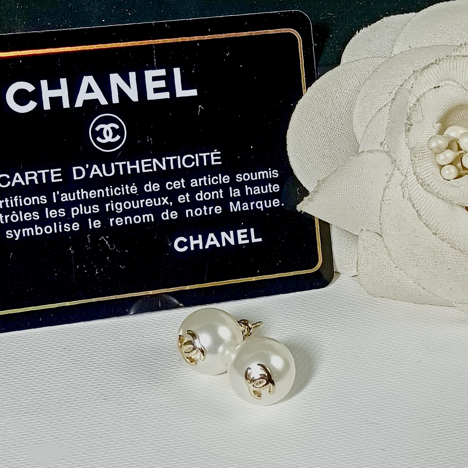 [TOP] CHANEL Pearl Earrings - Gold&White