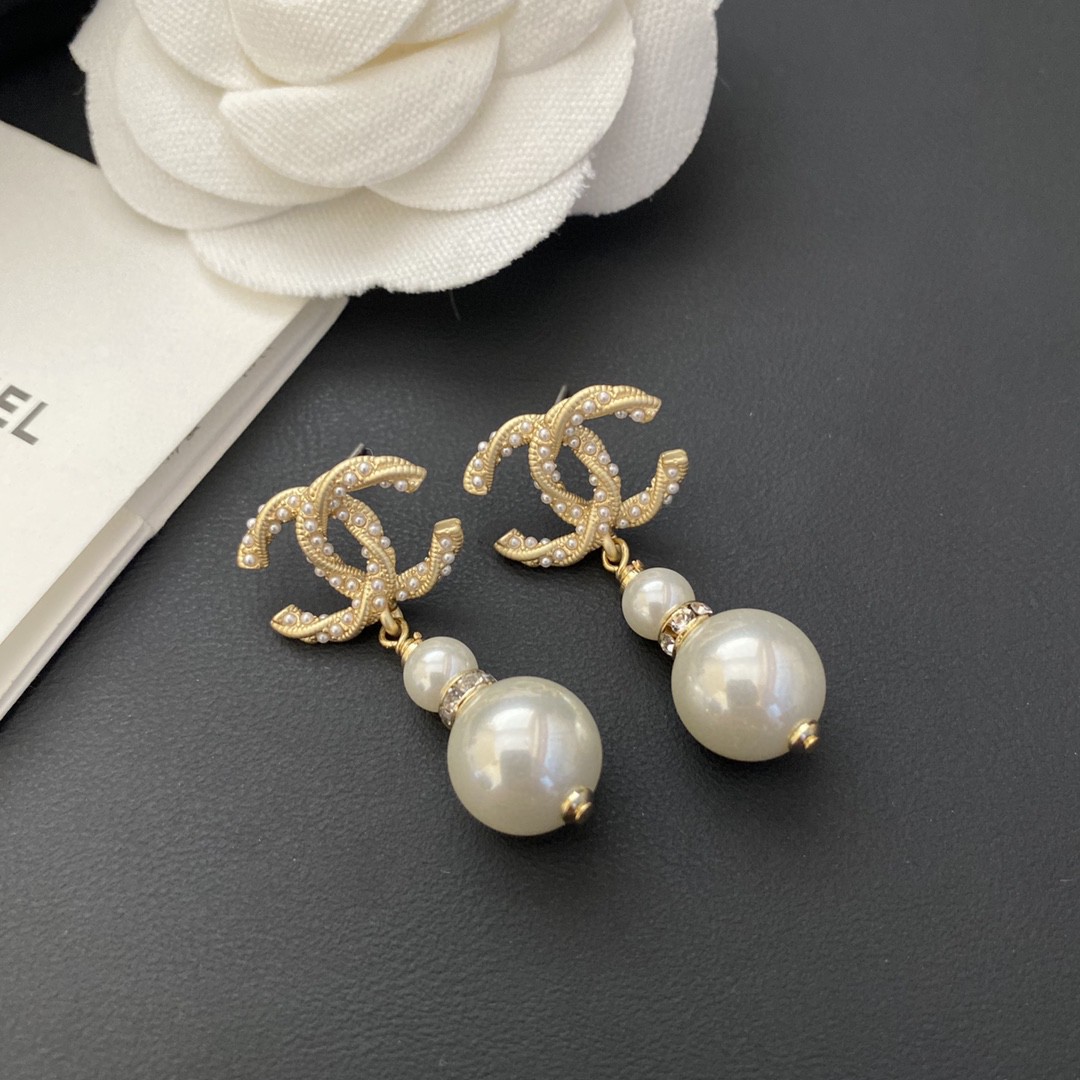 [TOP] CHANEL Pearl Earrings - Gold&White
