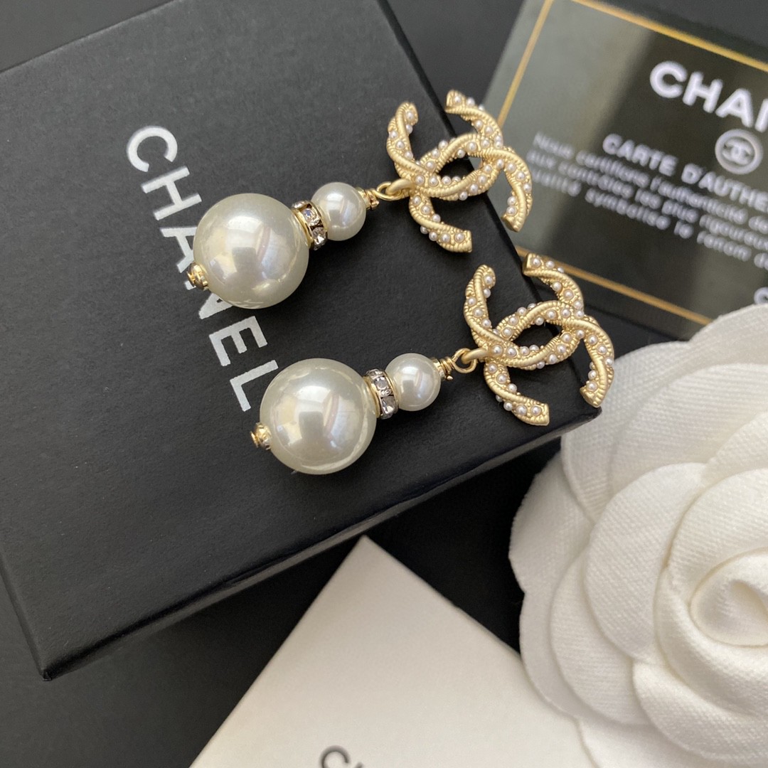 [TOP] CHANEL Pearl Earrings - Gold&White