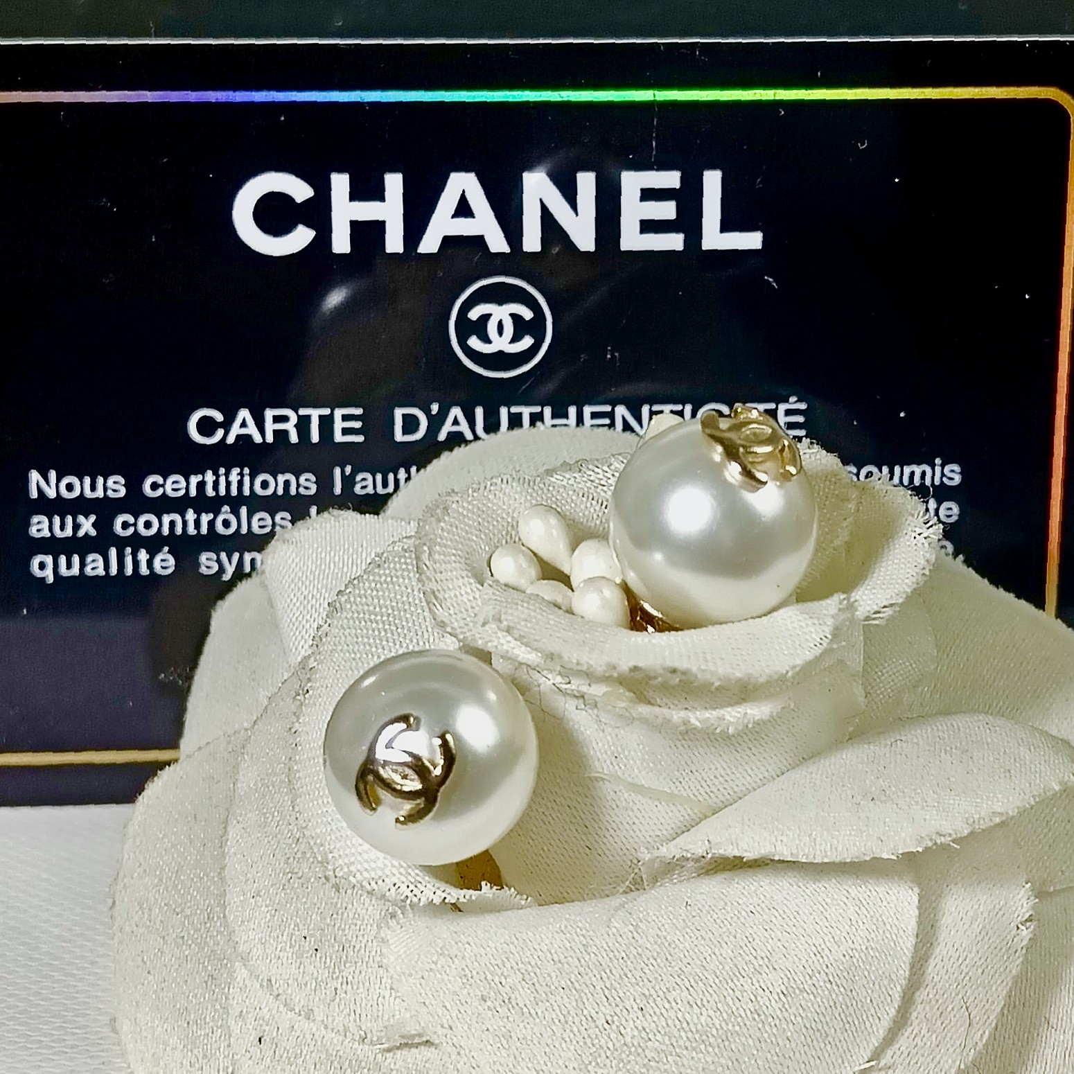 [TOP] CHANEL Pearl Earrings - Gold&White