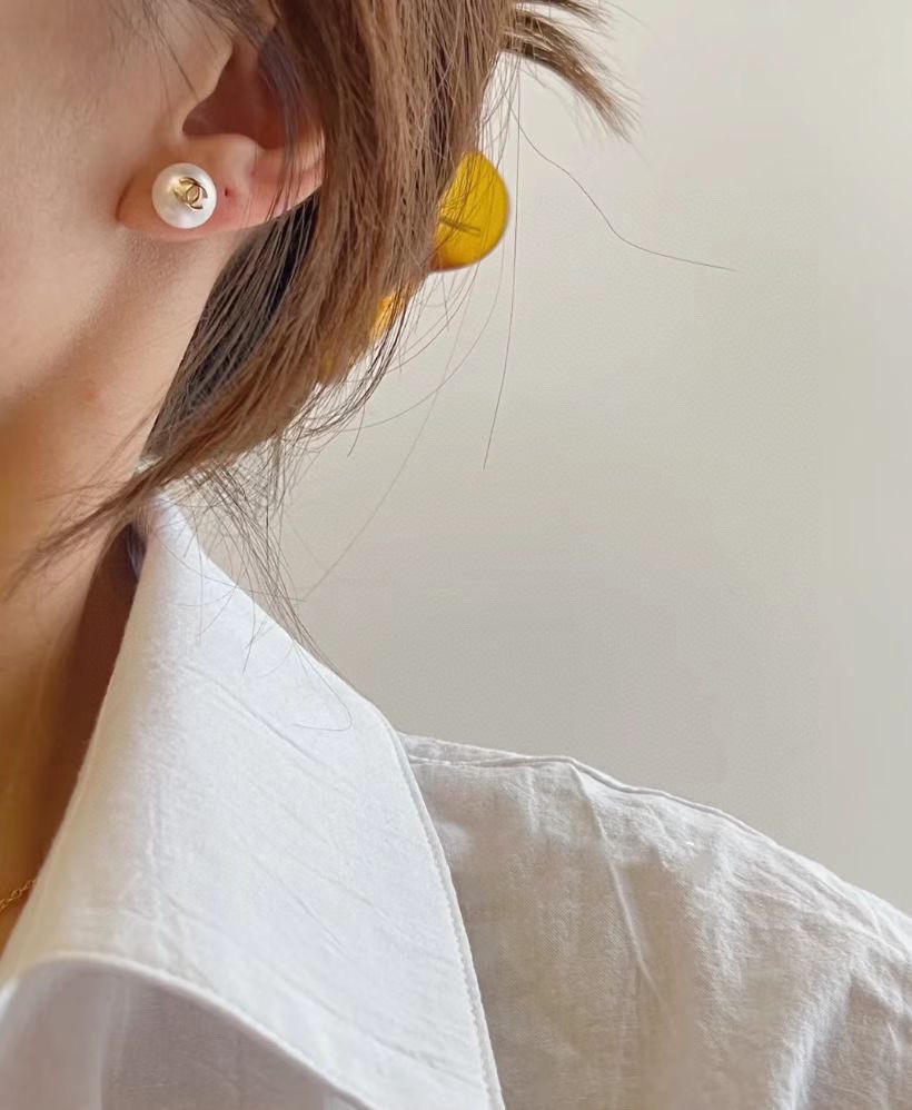 [TOP] CHANEL Pearl Earrings - Gold&White