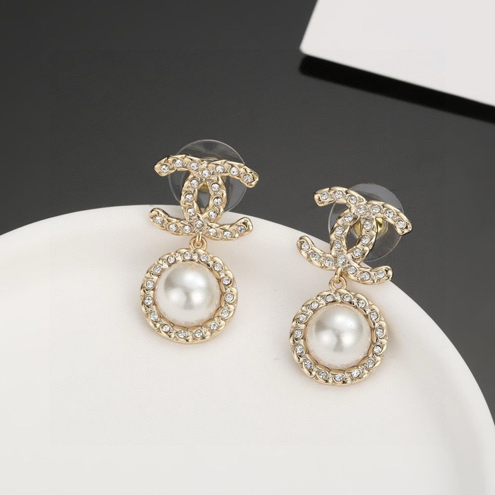 [TOP] CHANEL Pearl Earrings - Gold&White