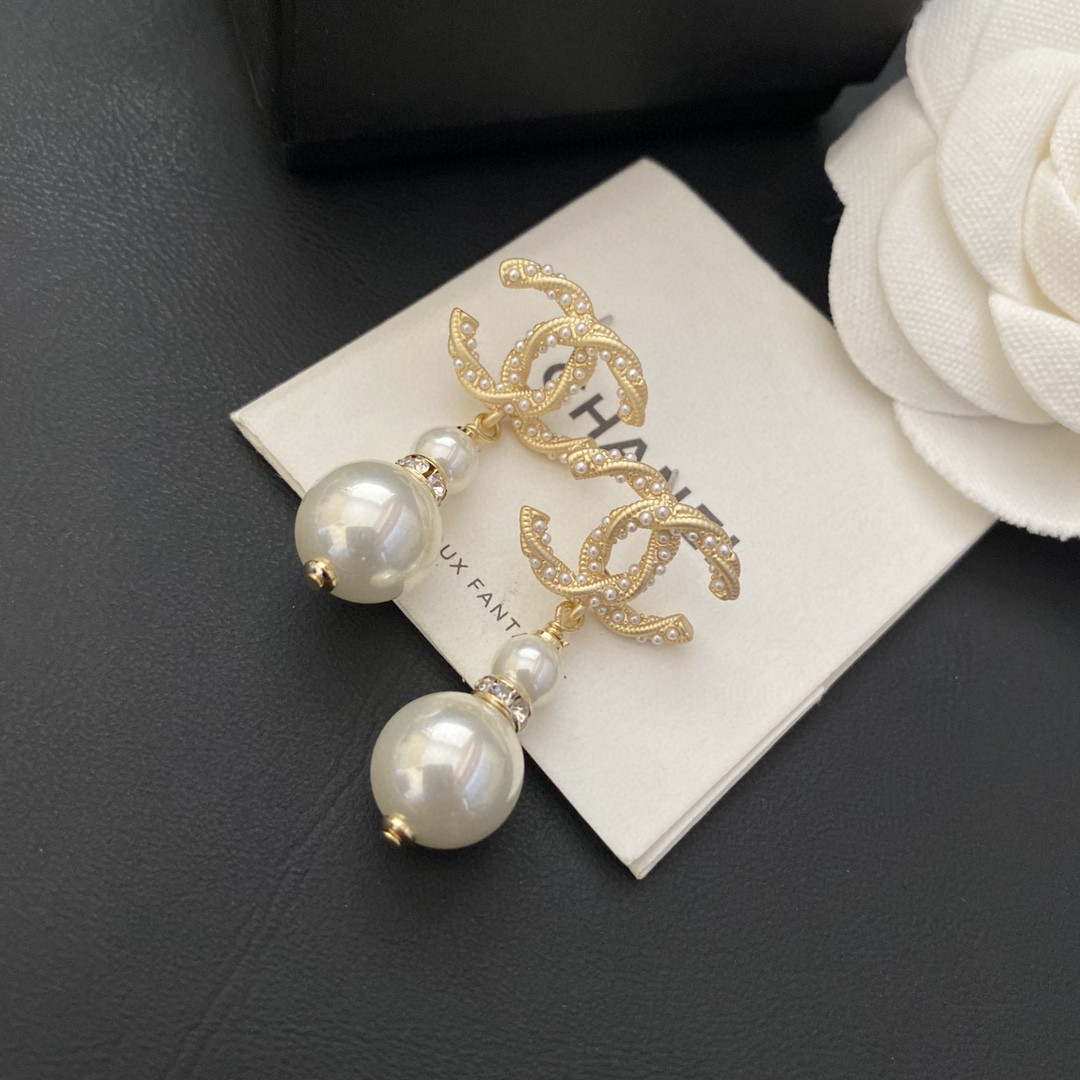 [TOP] CHANEL Pearl Earrings - Gold&White