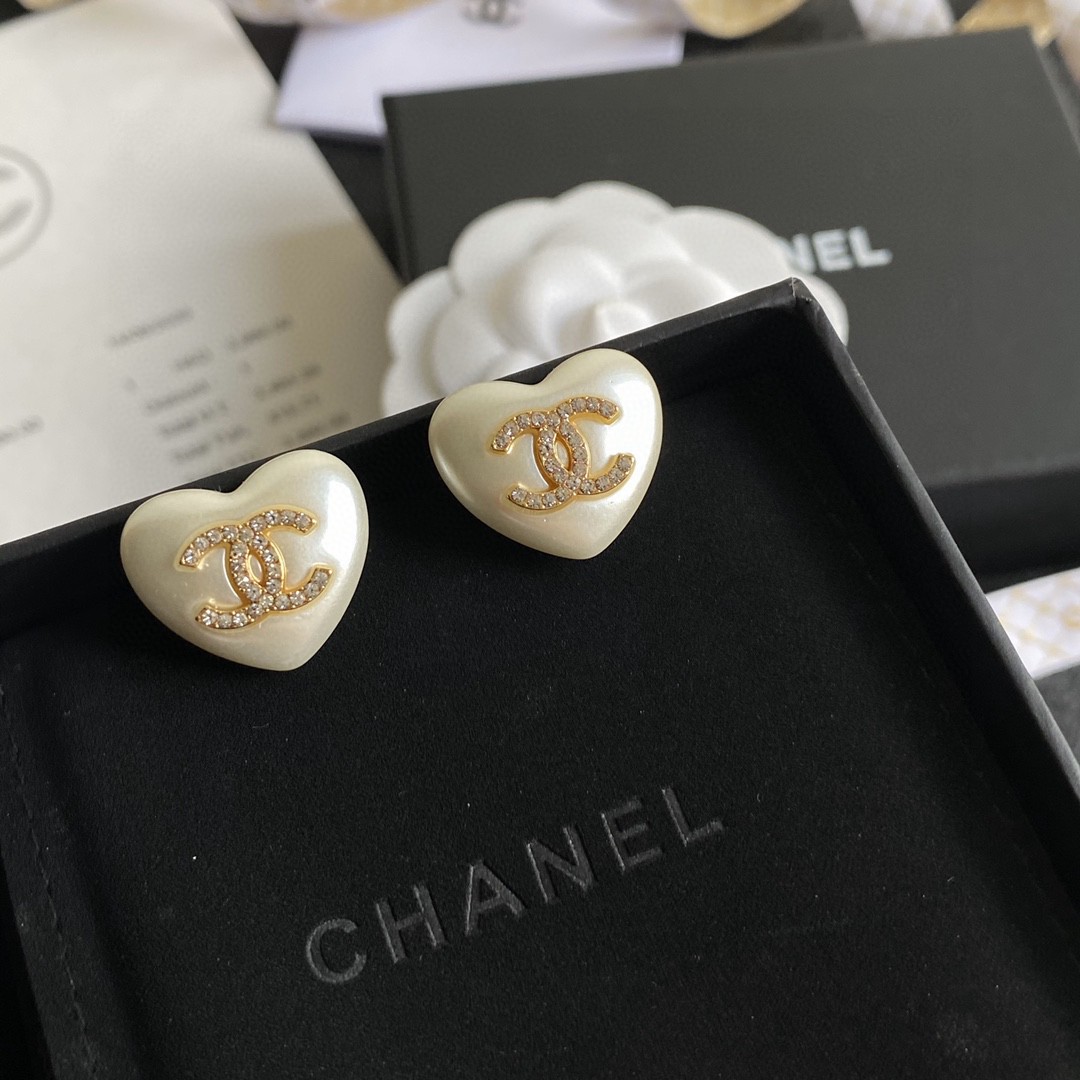 [TOP] CHANEL Heart Shape Pearl Earrings - Gold&White