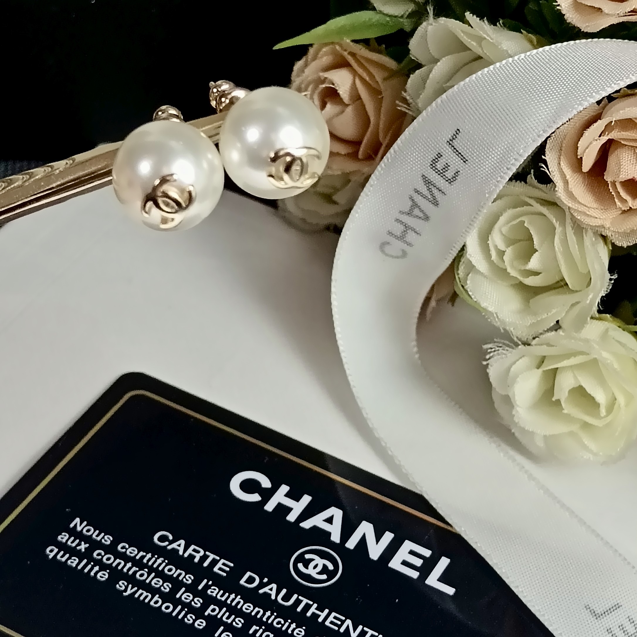 [TOP] CHANEL Pearl Earrings - Gold&White