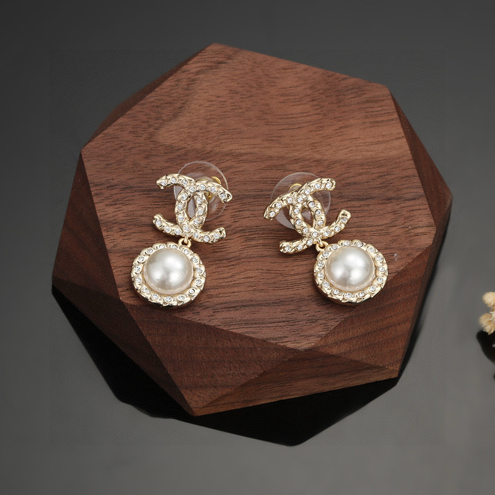 [TOP] CHANEL Pearl Earrings - Gold&White