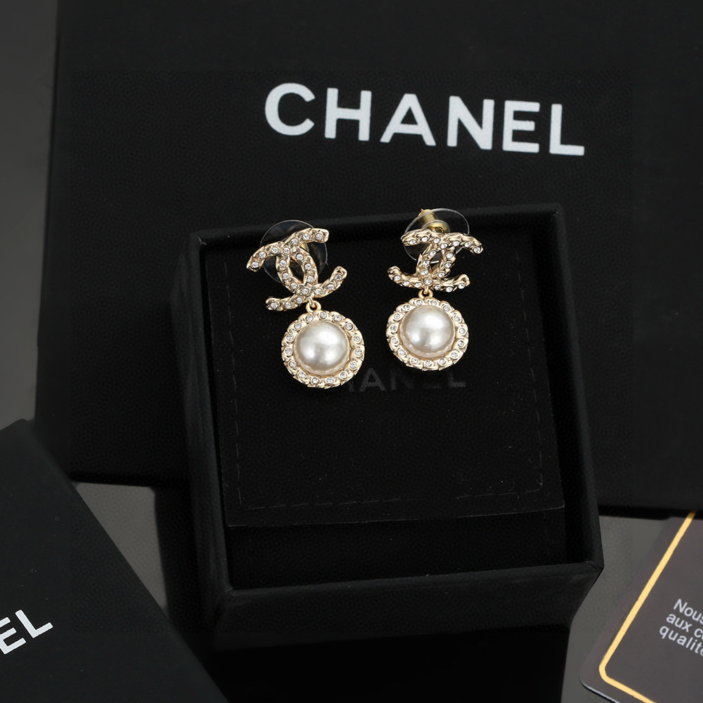 [TOP] CHANEL Pearl Earrings - Gold&White