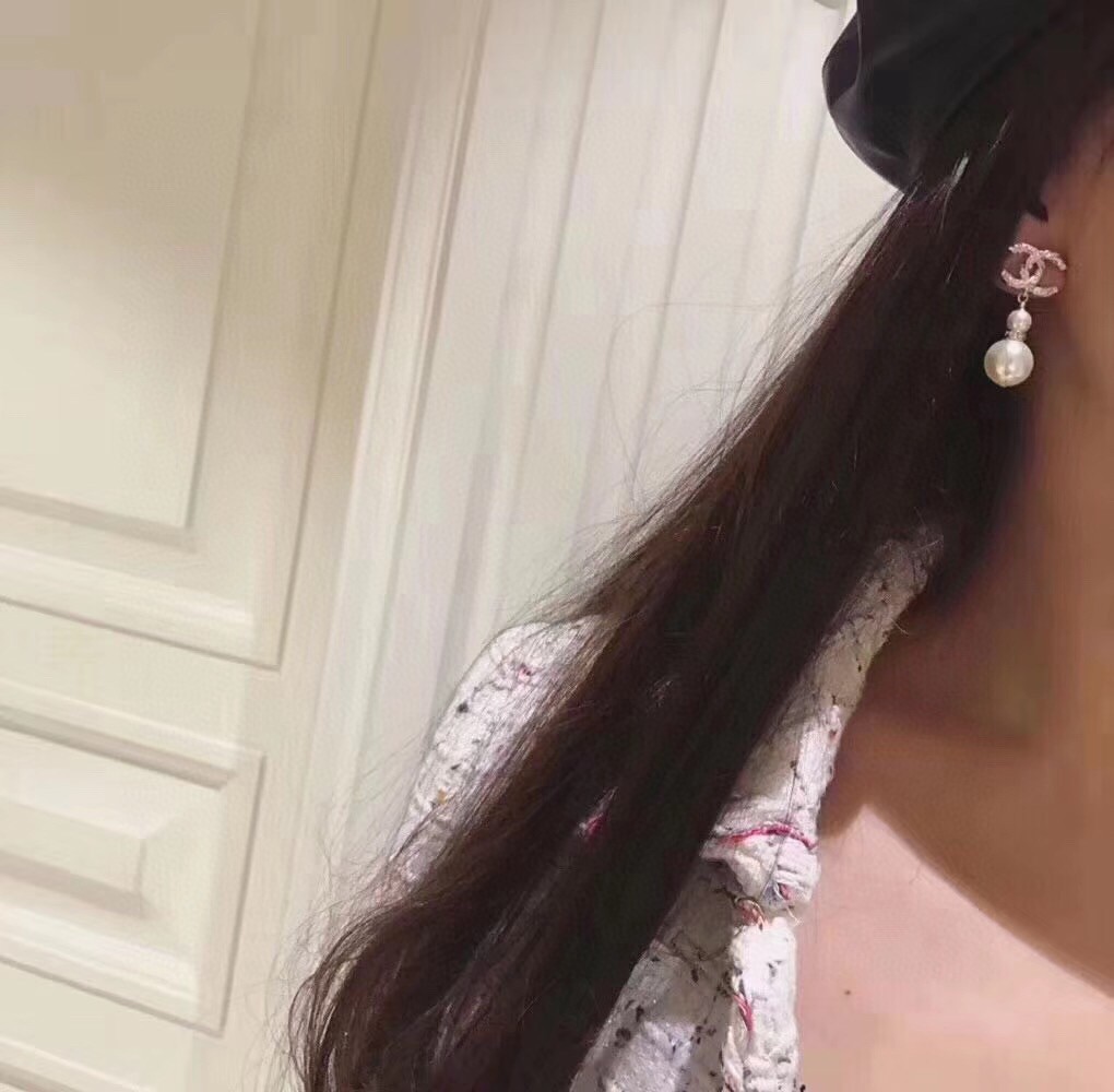 [TOP] CHANEL Pearl Earrings - Gold&White