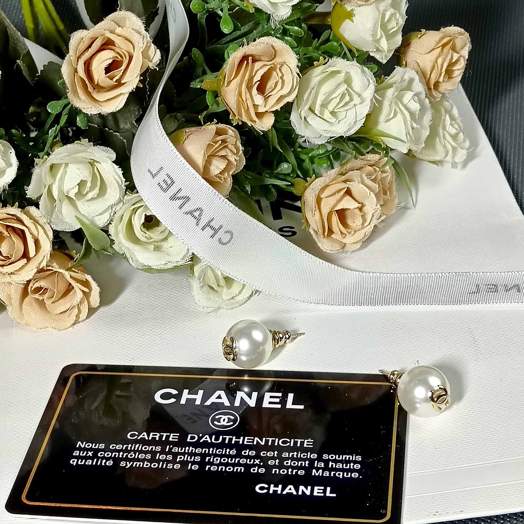 [TOP] CHANEL Pearl Earrings - Gold&White