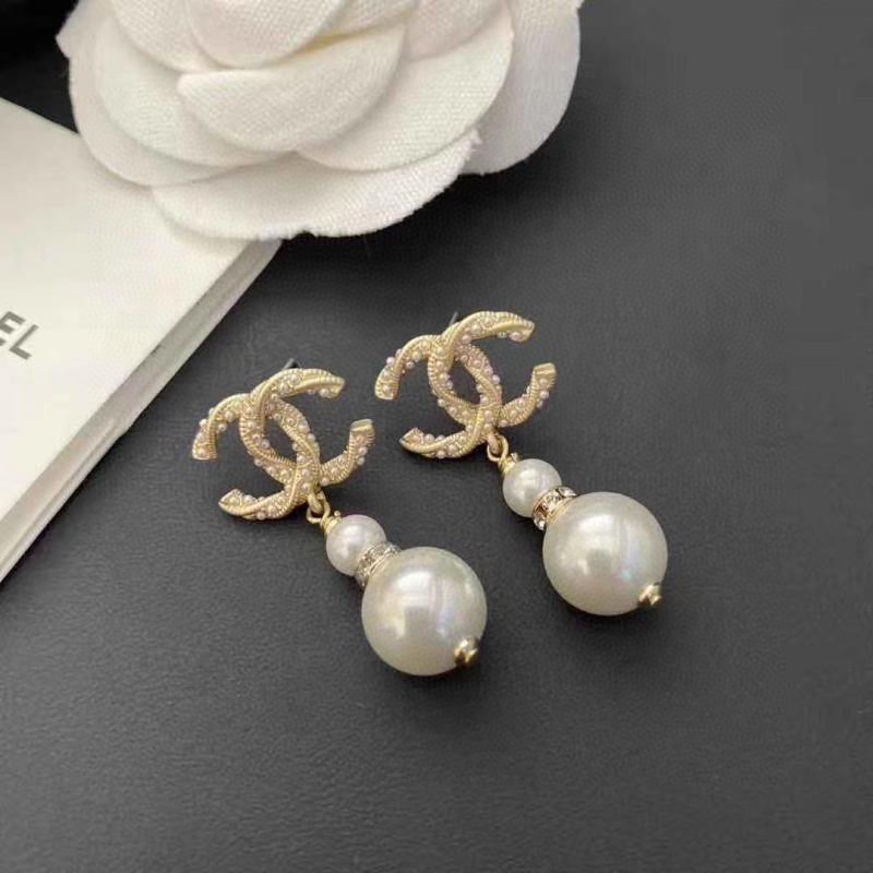 [TOP] CHANEL Pearl Earrings - Gold&White