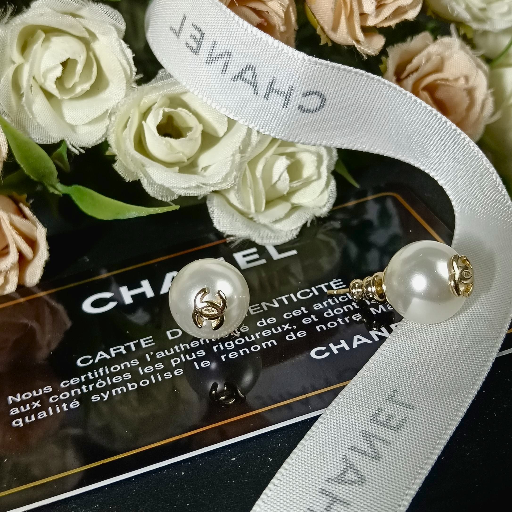 [TOP] CHANEL Pearl Earrings - Gold&White