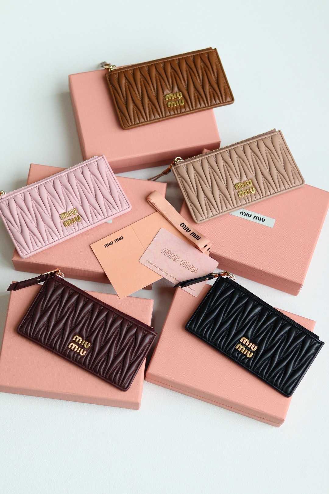 [TOP] Miu Miu Matelasse Pattern Pocket Wallet 8 x 15 cm - 5 Color