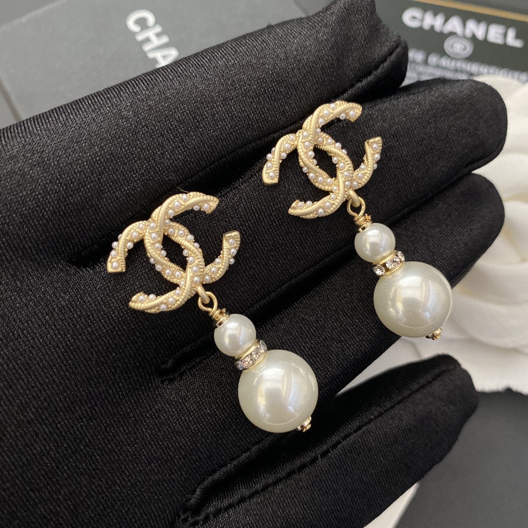 [TOP] CHANEL Pearl Earrings - Gold&White