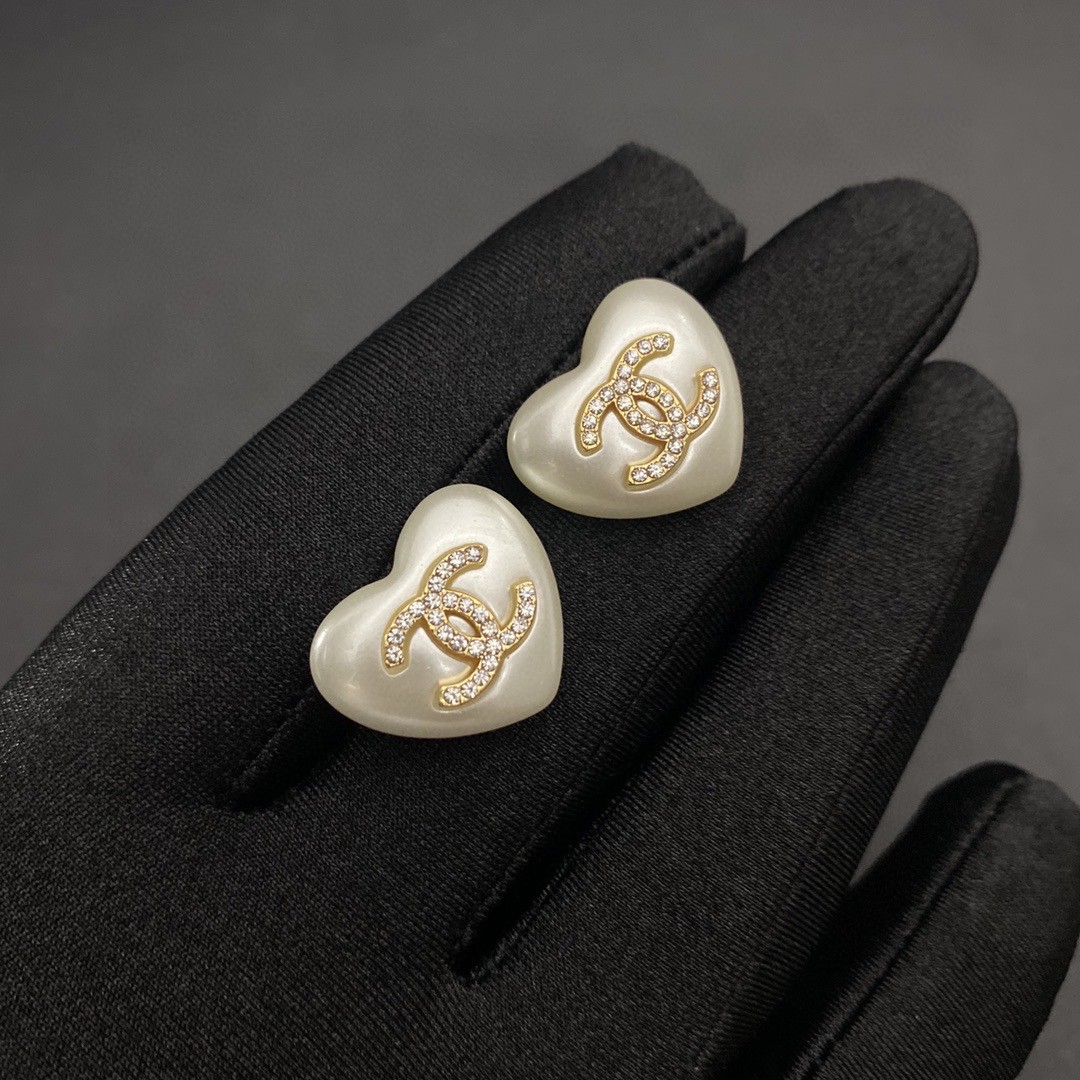 [TOP] CHANEL Heart Shape Pearl Earrings - Gold&White