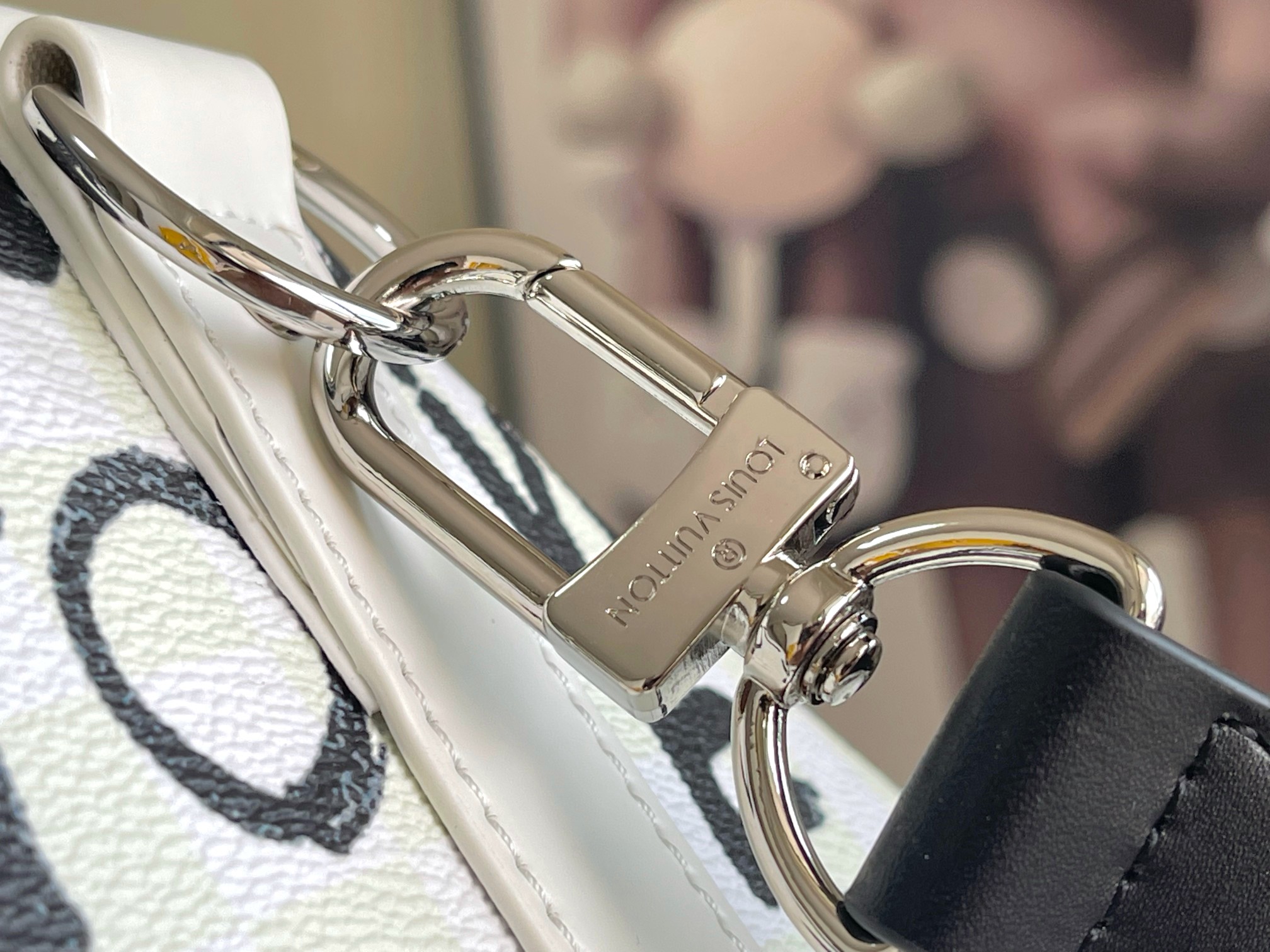 [TOP] Louis Vuitton LV  Keepall Bandoulière 50  Bag 50x29 x23cm - White