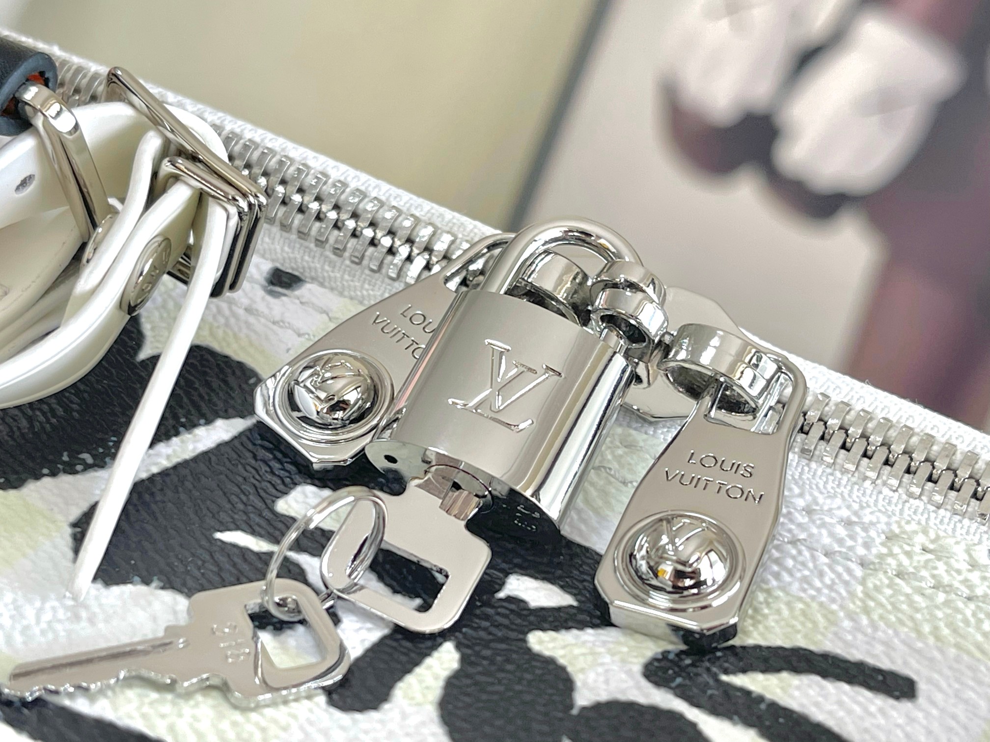 [TOP] Louis Vuitton LV  Keepall Bandoulière 50  Bag 50x29 x23cm - White