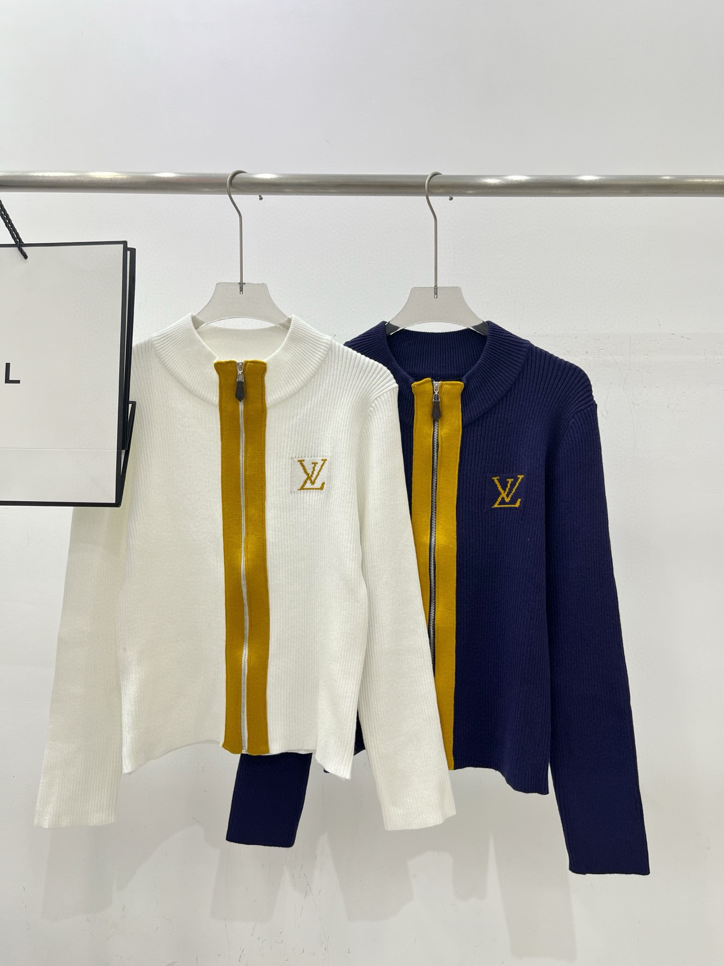 [TOP] Louis Vuitton LV Knit Top - 2 Color