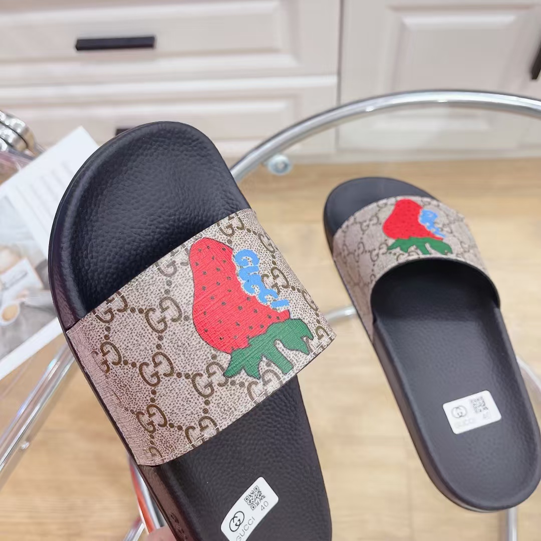 [TOP] GUCCI Strawberry Slide-  Black