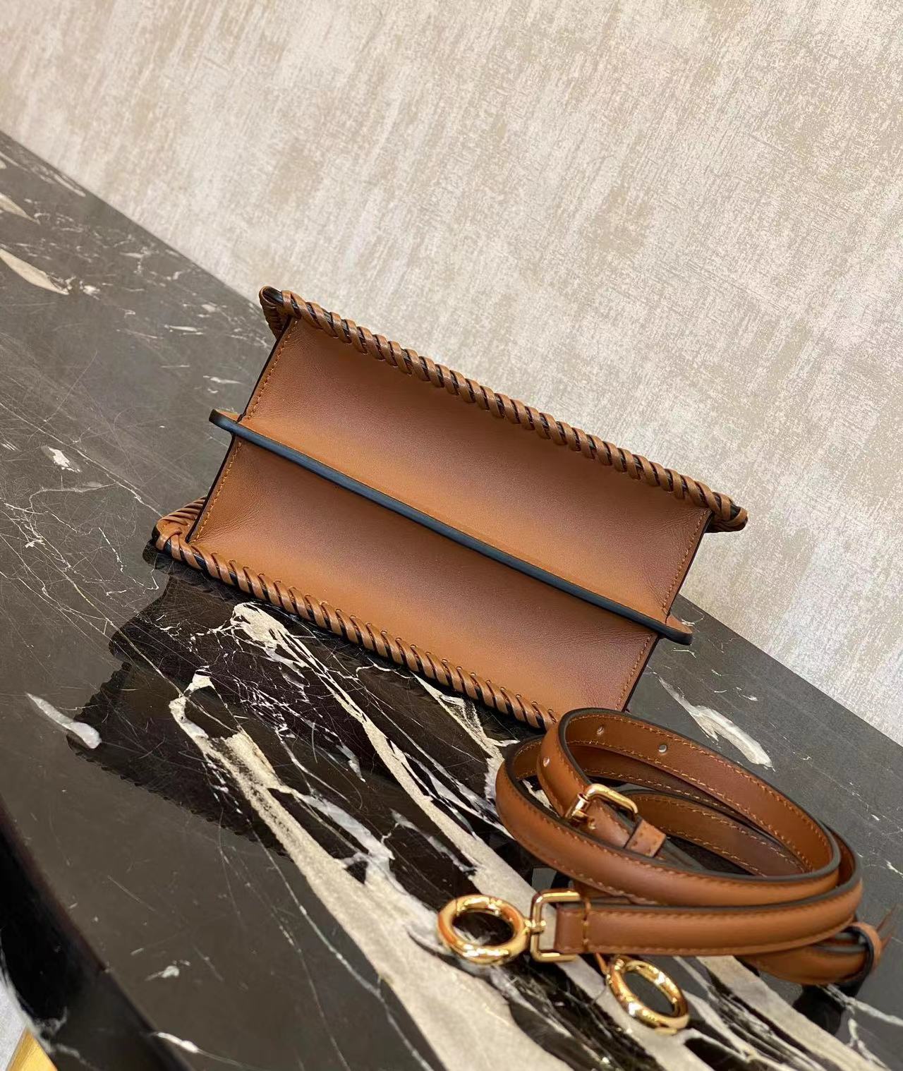 [TOP] FENDI Peekaboo ISeeU Bag 20x11x15.5cm - Brown