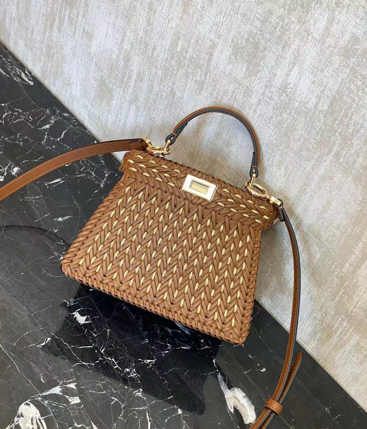 [TOP] FENDI Peekaboo ISeeU Bag 20x11x15.5cm - Brown