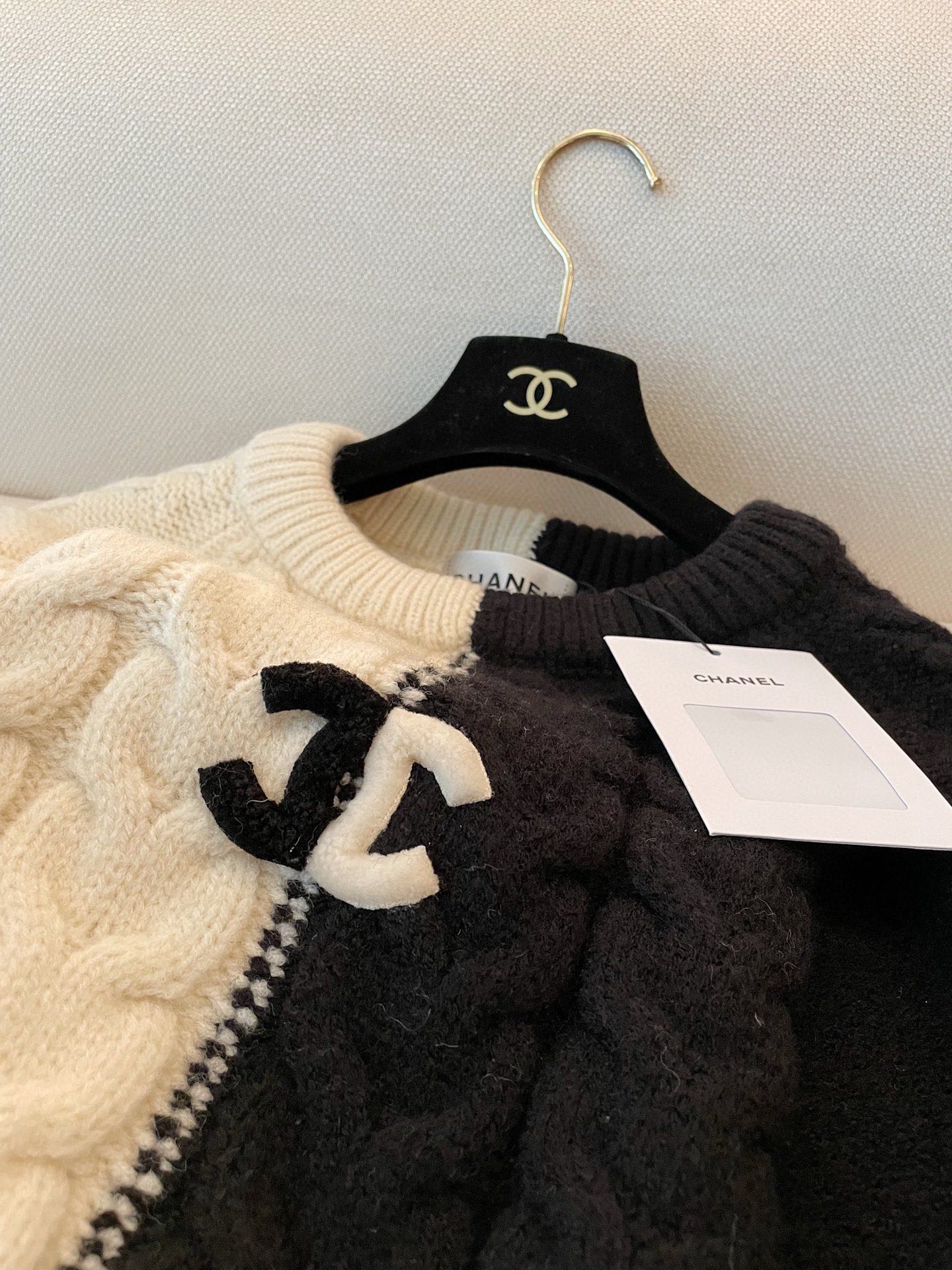 Only One [TOP] CHANEL Vintage Twist Contrast Color Long-sleeve Sweater - Black and White - No refund or exchange