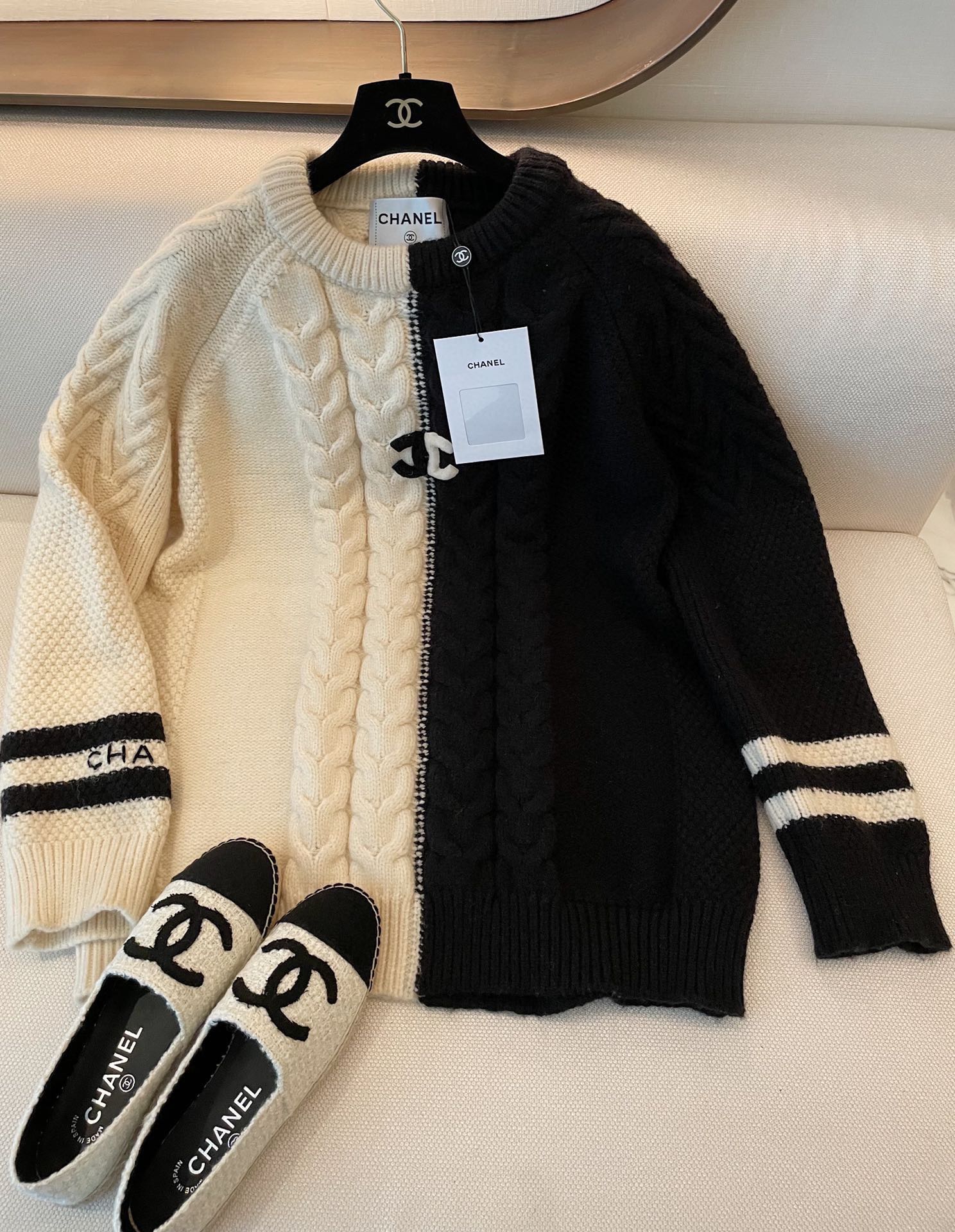 Only One [TOP] CHANEL Vintage Twist Contrast Color Long-sleeve Sweater - Black and White - No refund or exchange