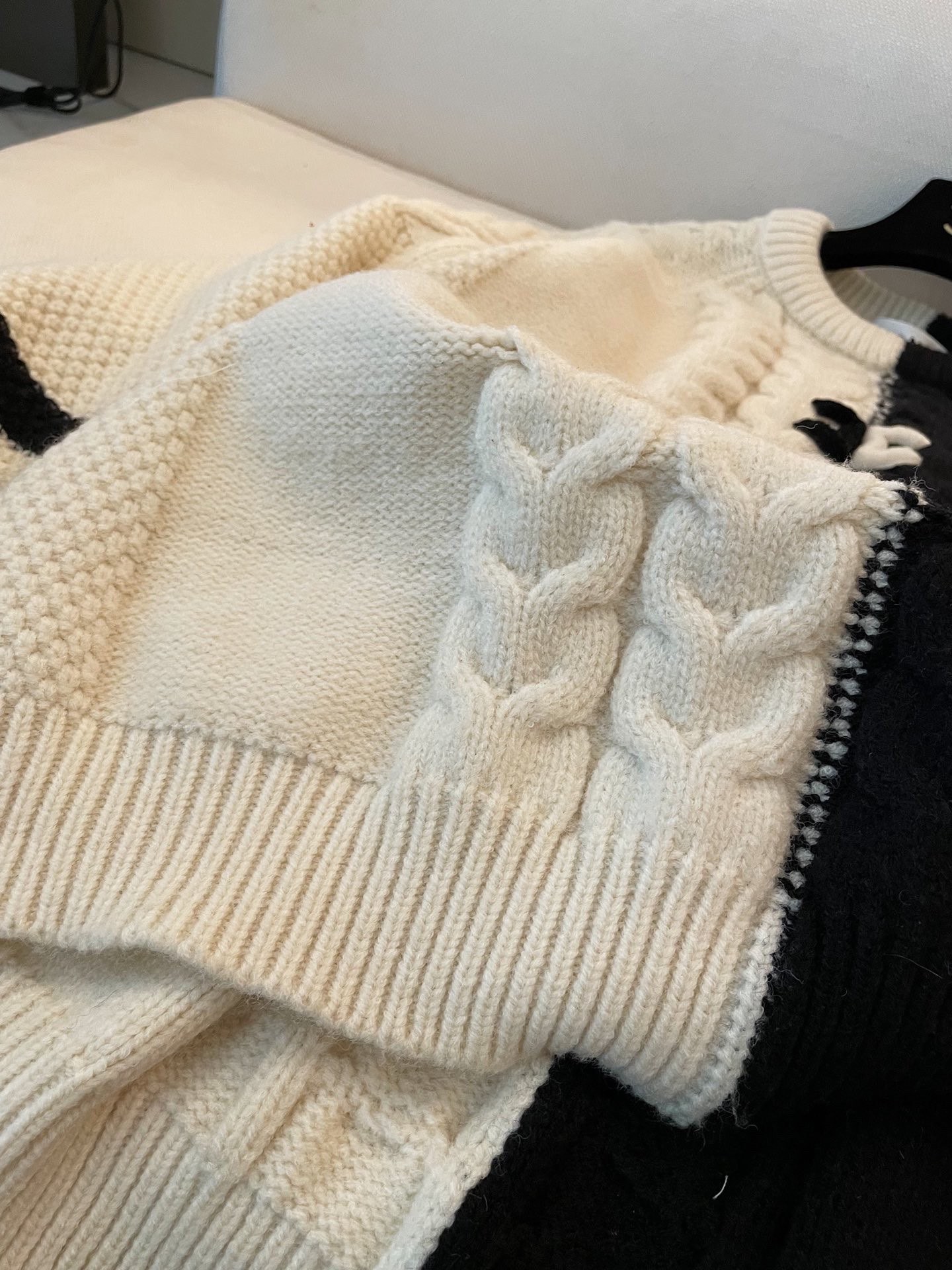 Only One [TOP] CHANEL Vintage Twist Contrast Color Long-sleeve Sweater - Black and White - No refund or exchange