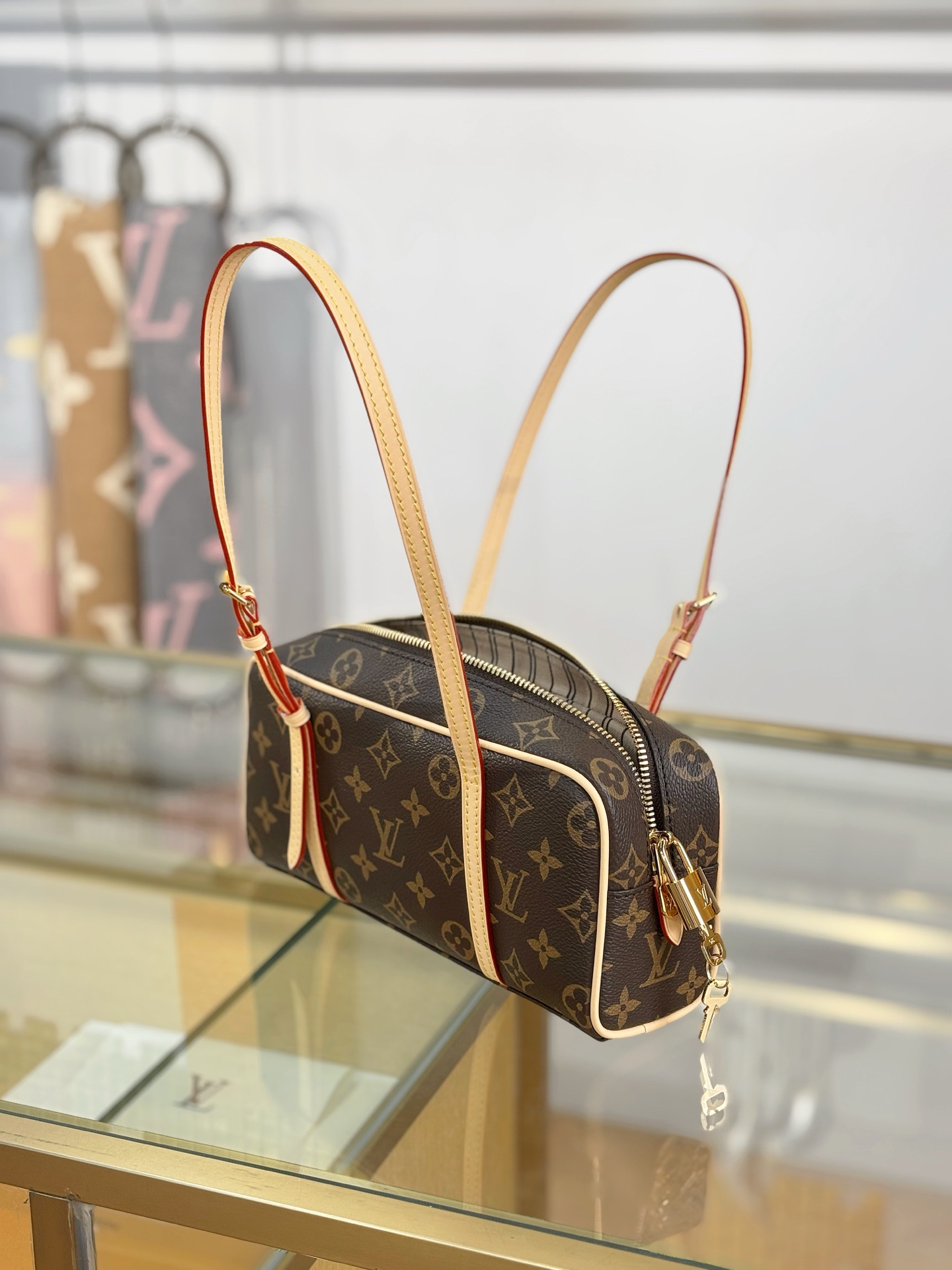 [TOP] Louis Vuitton LV  HANG ON Bag 26x11.5x6.5cm - Brown