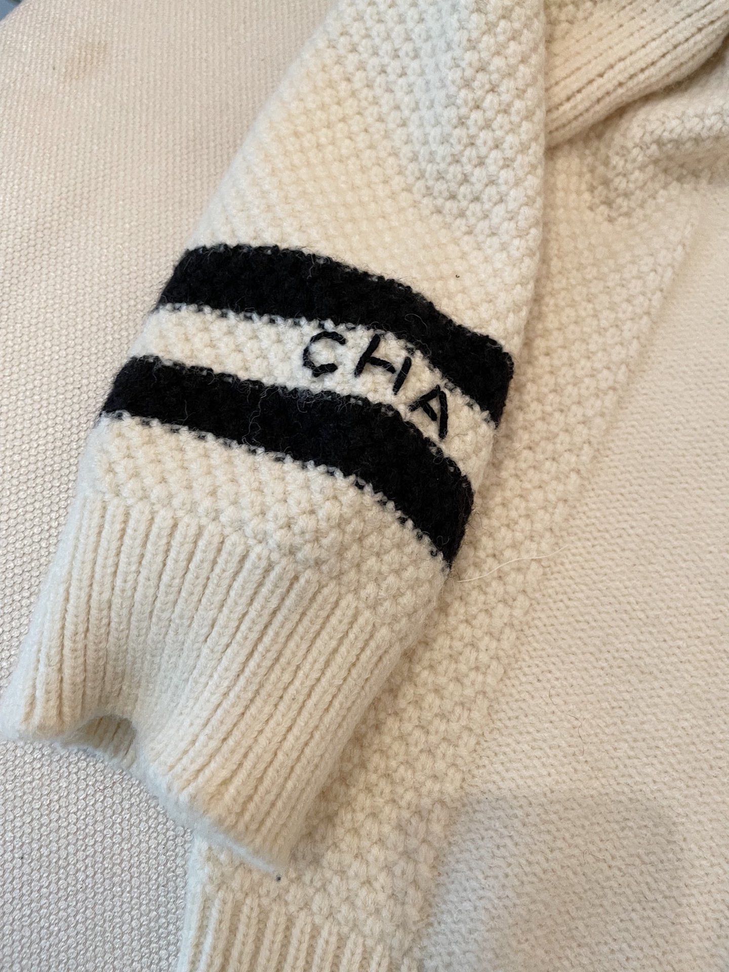 Only One [TOP] CHANEL Vintage Twist Contrast Color Long-sleeve Sweater - Black and White - No refund or exchange
