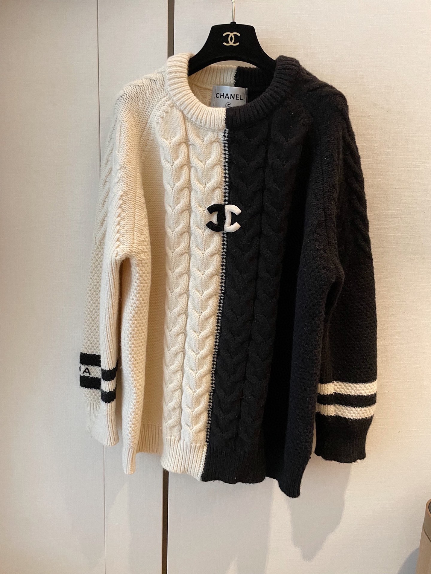 Only One [TOP] CHANEL Vintage Twist Contrast Color Long-sleeve Sweater - Black and White - No refund or exchange