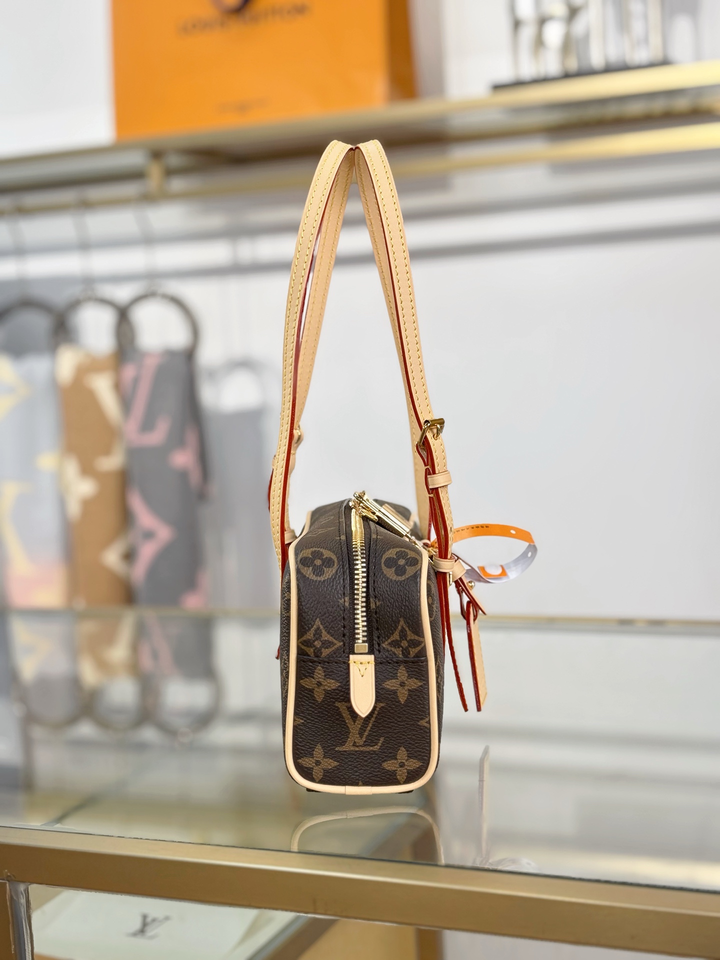 [TOP] Louis Vuitton LV  HANG ON Bag 26x11.5x6.5cm - Brown