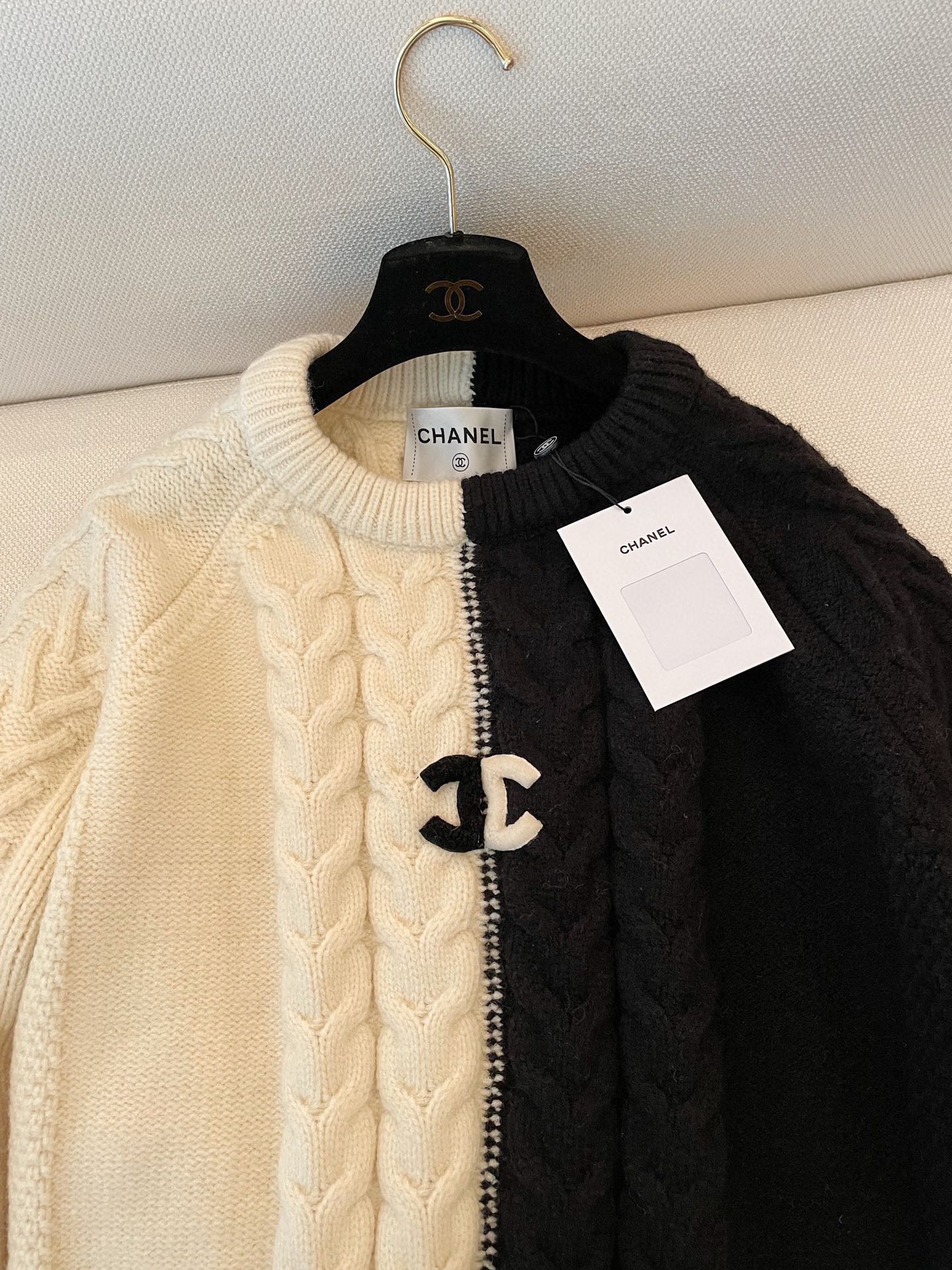 Only One [TOP] CHANEL Vintage Twist Contrast Color Long-sleeve Sweater - Black and White - No refund or exchange