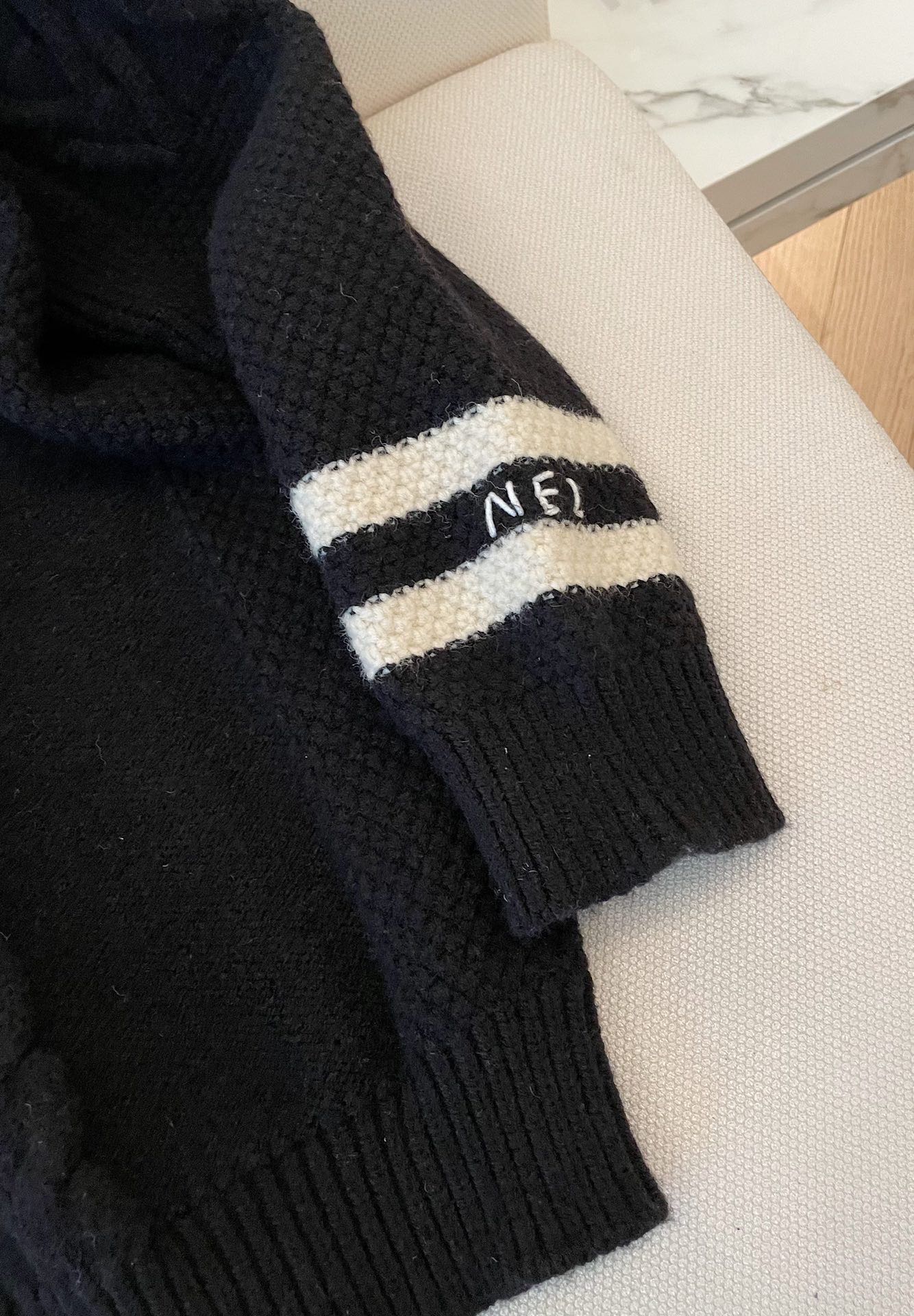 Only One [TOP] CHANEL Vintage Twist Contrast Color Long-sleeve Sweater - Black and White - No refund or exchange
