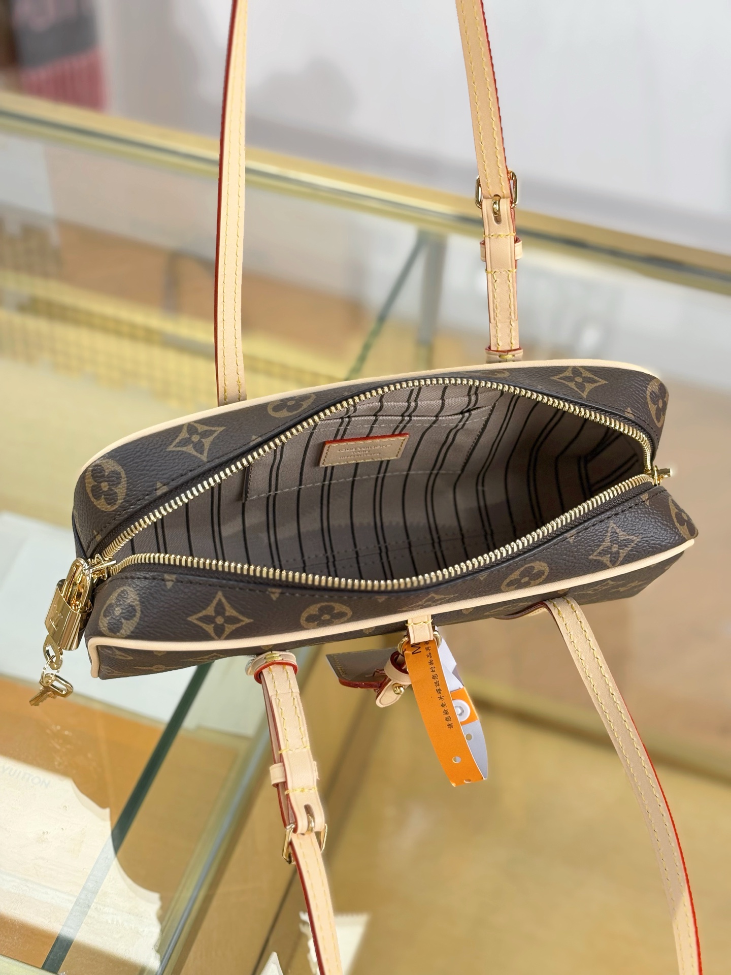 [TOP] Louis Vuitton LV  HANG ON Bag 26x11.5x6.5cm - Brown