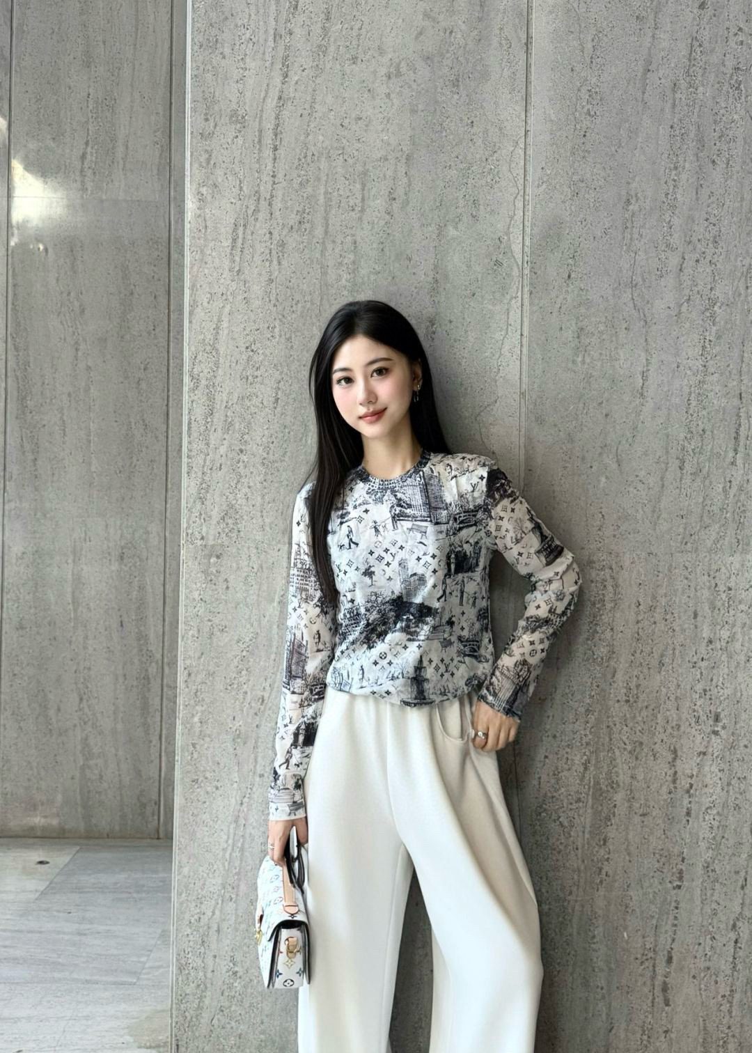 [TOP] Louis Vuitton LV Printed Bottoming Shirt - White