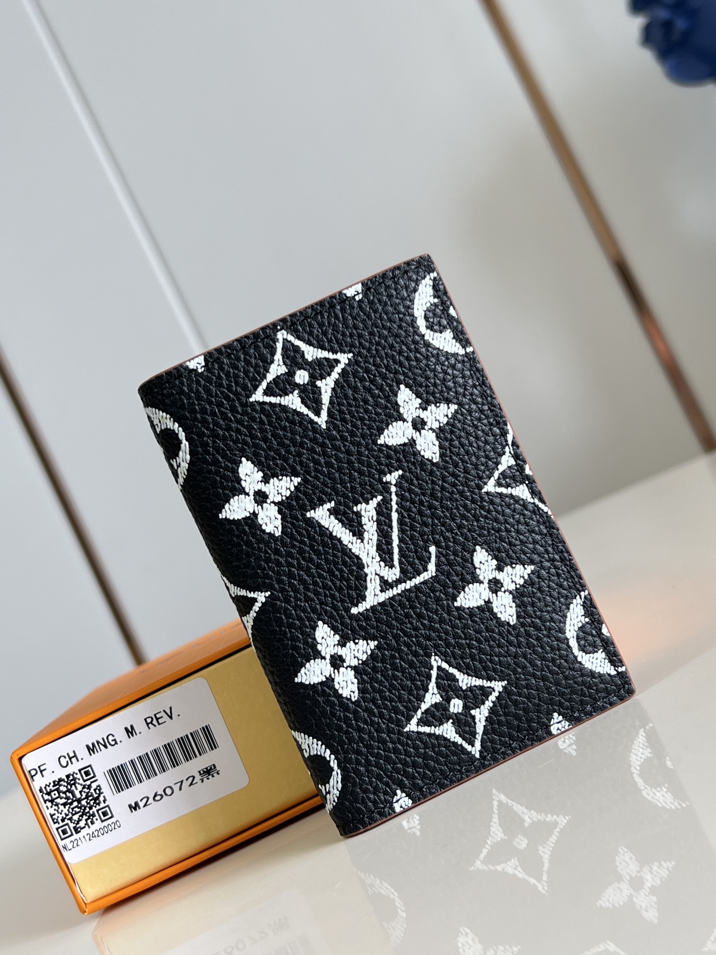 [TOP] Louis Vuitton LV Passport Holder Monogram Shadow 11.1 x 1 x 7.5 cm - 7 Colors