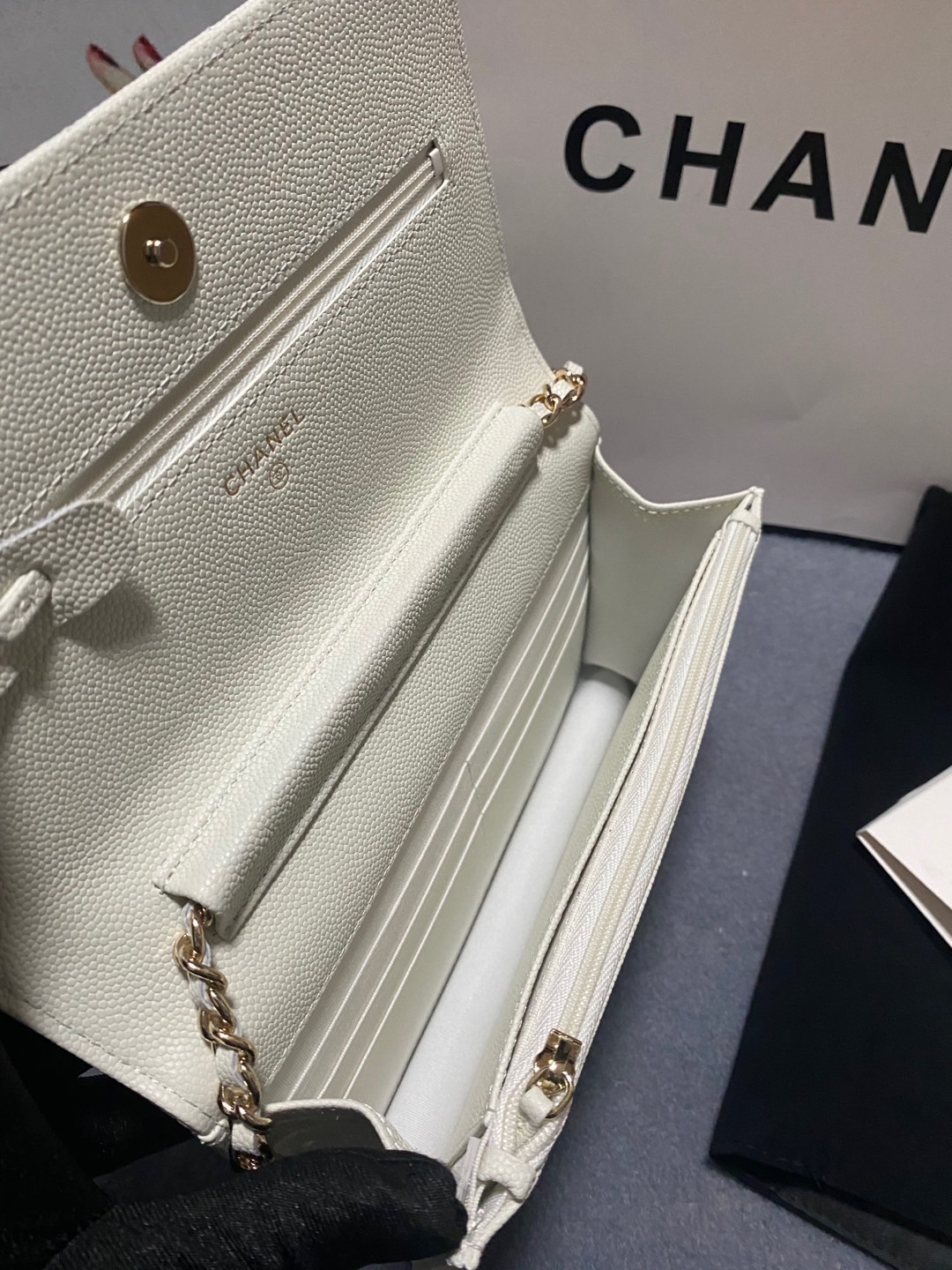 [TOP] CHANEL WOC Cowhide Bag 19cm - White