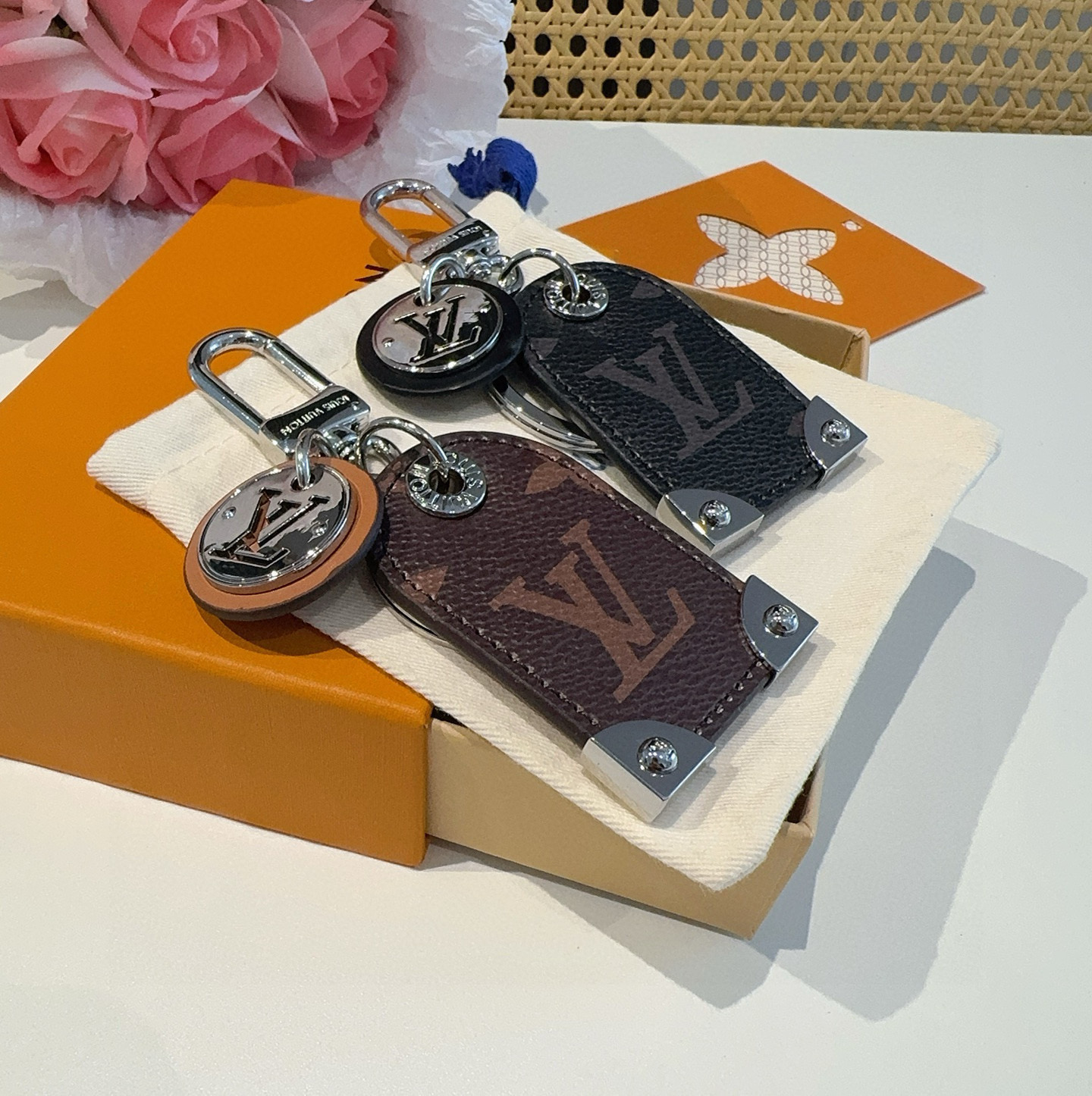 [TOP] Louis Vuitton LV Key Chain - 2 Colors
