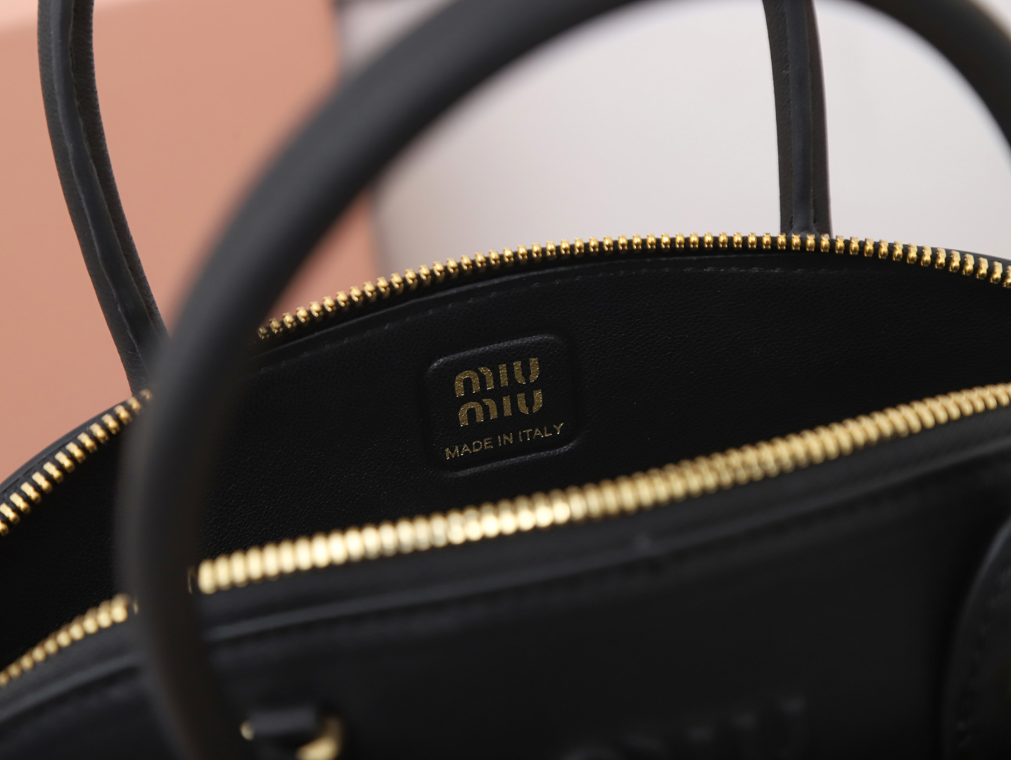 [TOP] Miu Miu Leather Handbag 21x13.5x8cm - Black