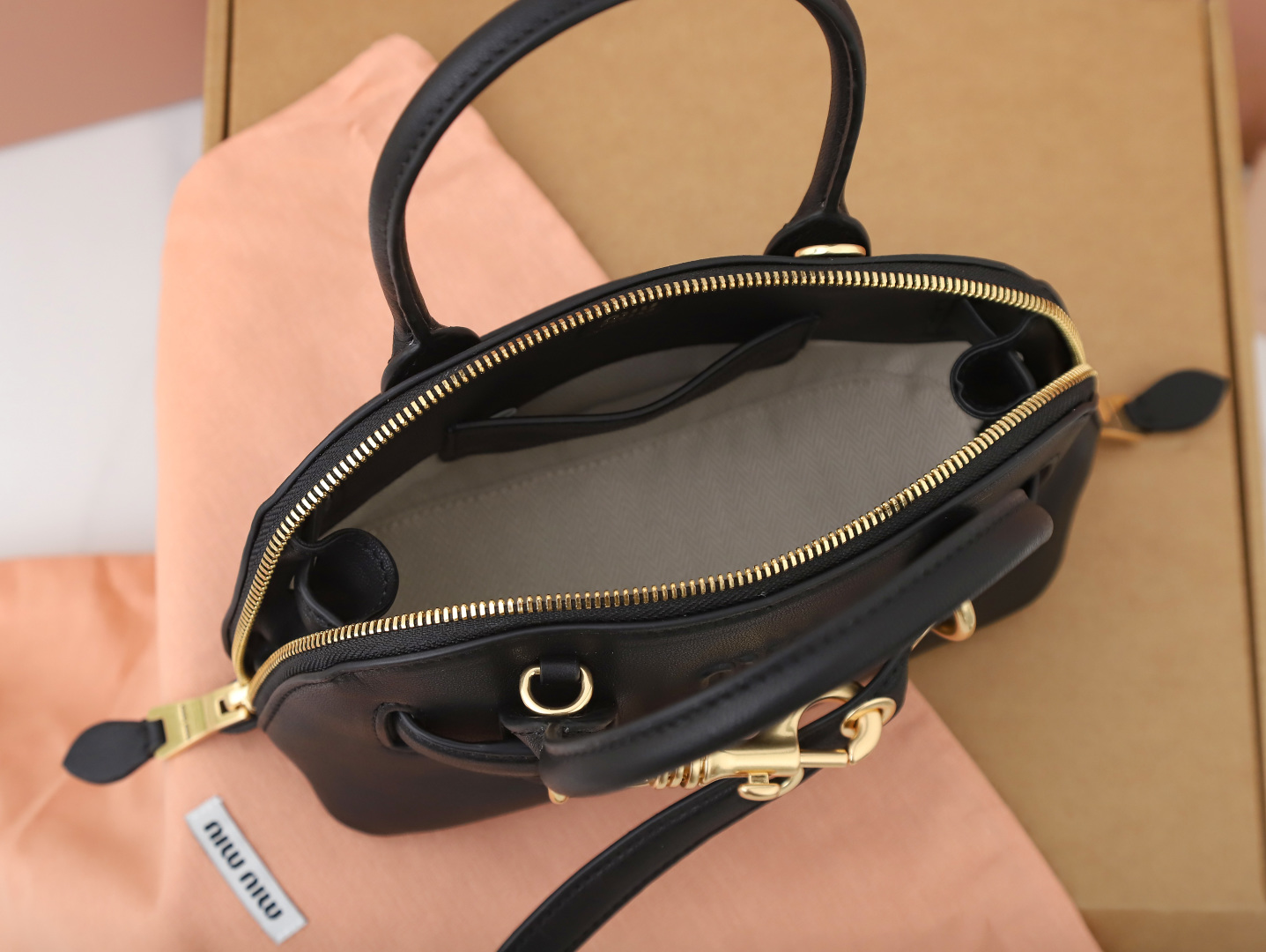 [TOP] Miu Miu Leather Handbag 21x13.5x8cm - Black