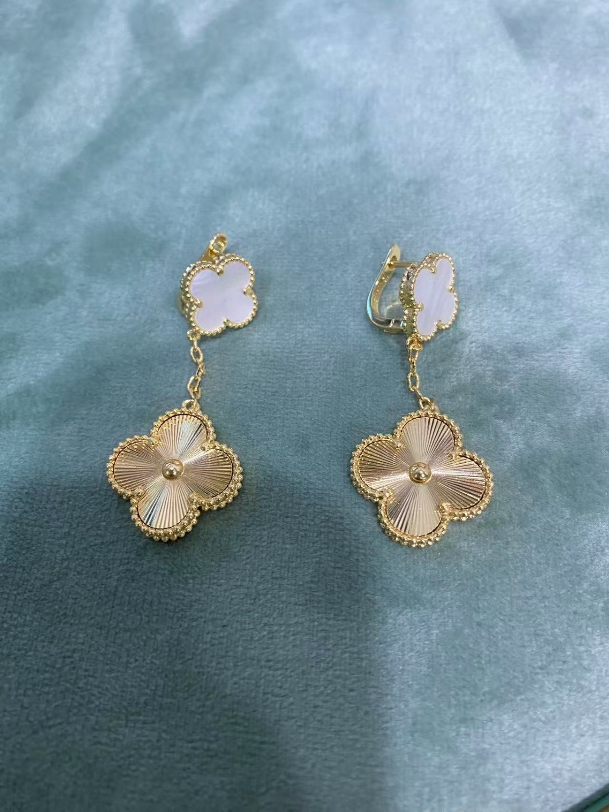 [TOP] Van Cleef & Arpels Earrings - Gold and White