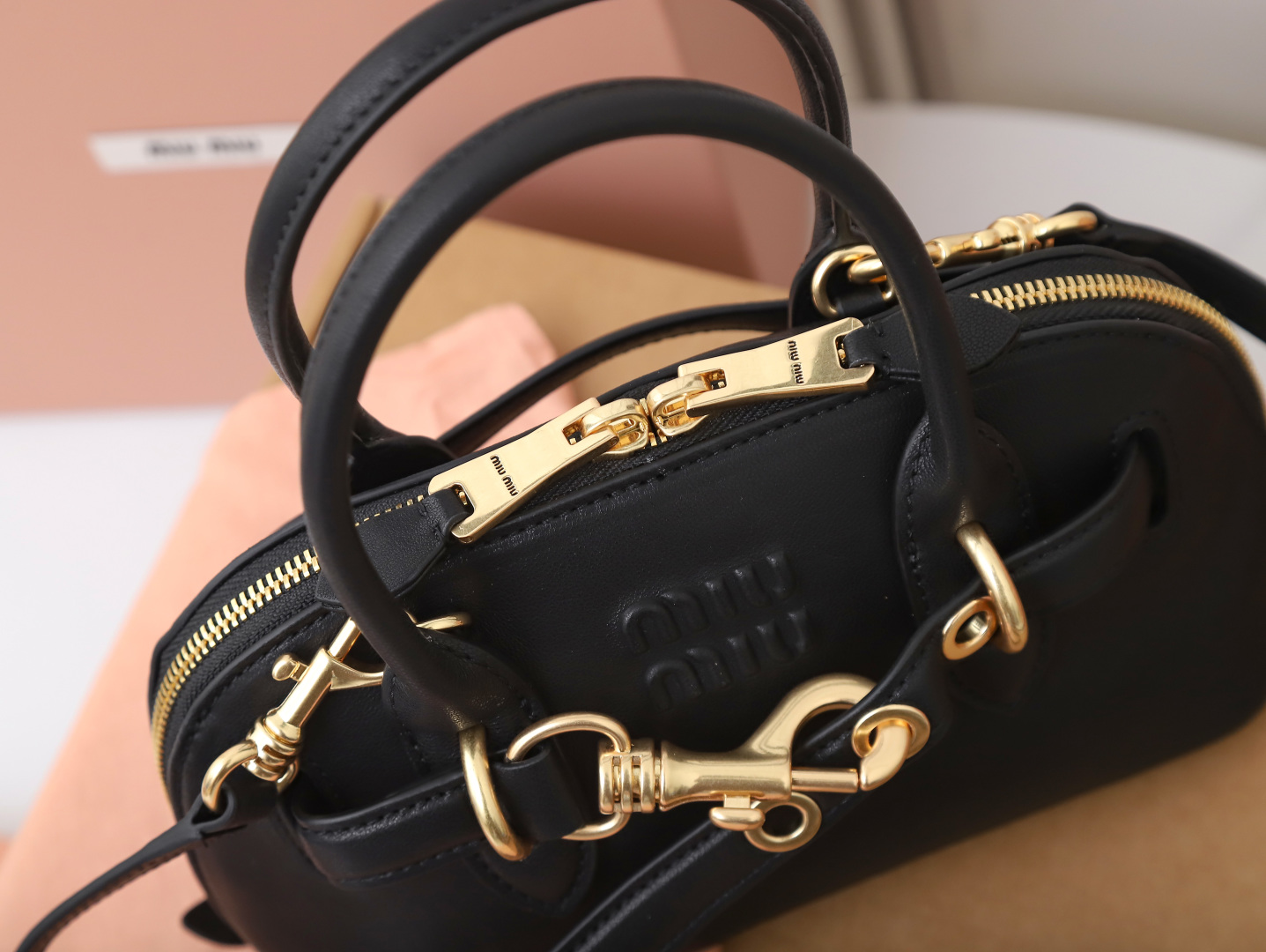 [TOP] Miu Miu Leather Handbag 21x13.5x8cm - Black