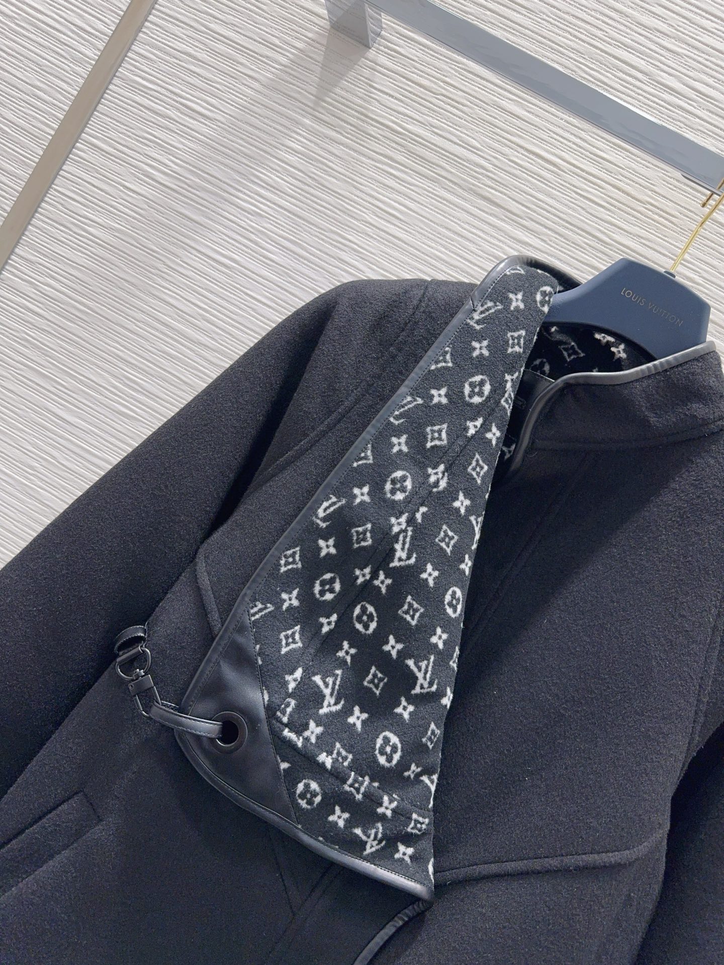 [TOP] Louis Vuitton LV Woolen Coat - Black