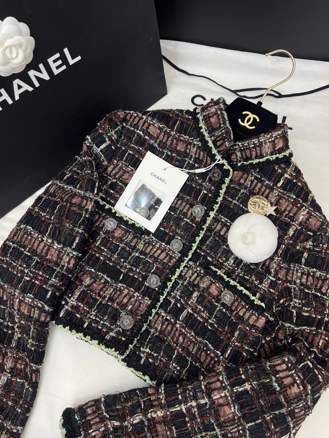 [TOP] CHANEL Tweed Jacket + Skirt - Black
