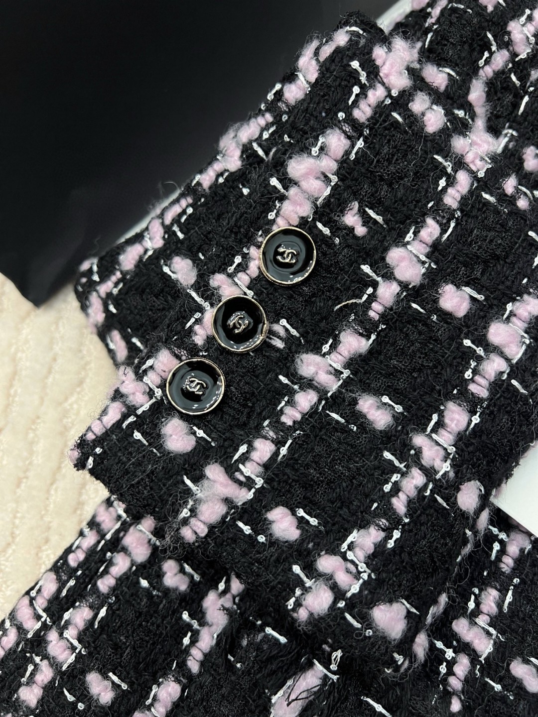 [TOP] CHANEL Tweed Jacket + Skirt - Black